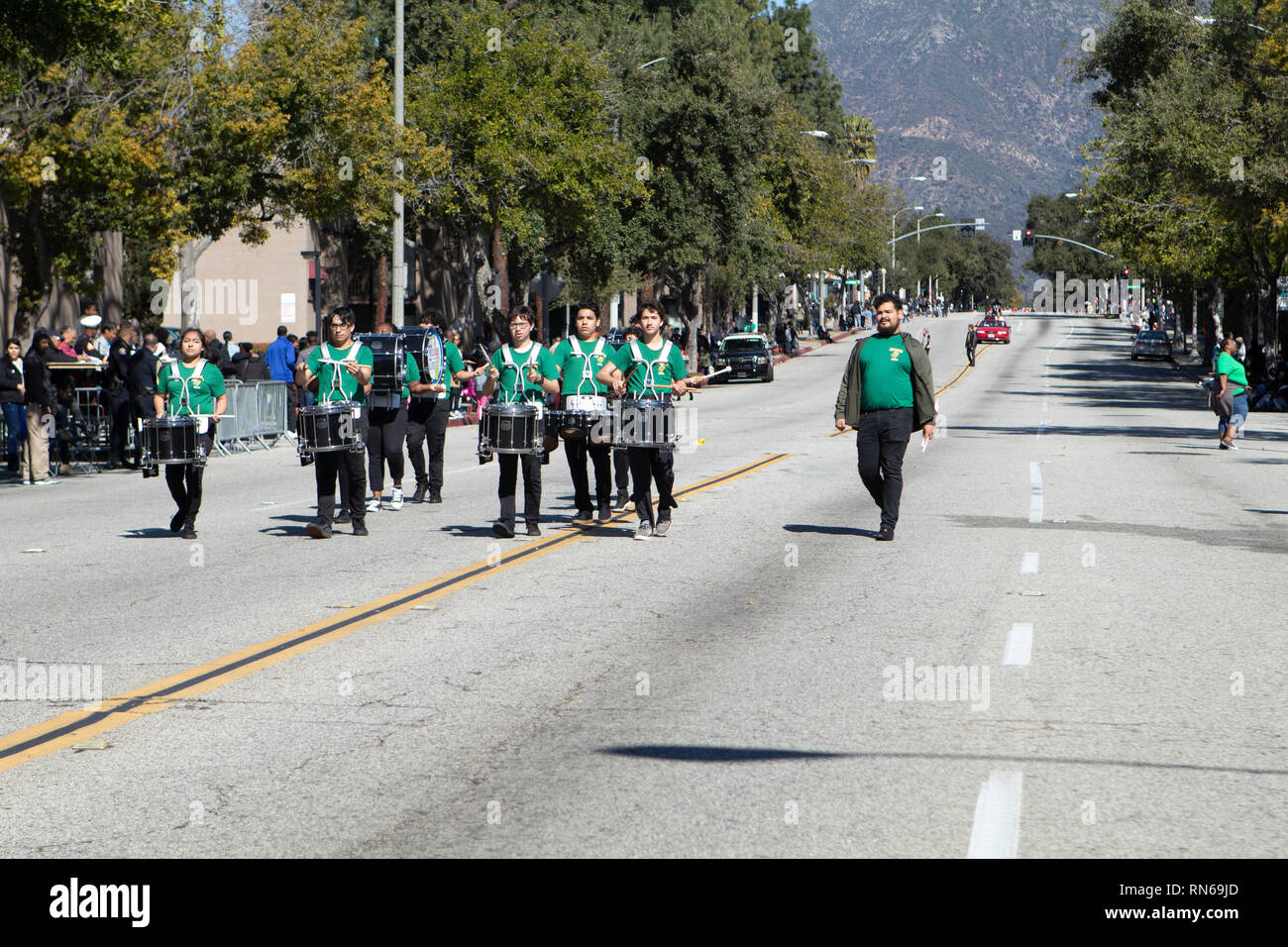 Pasadena, Los Angeles County, Californie, USA. 16 février 2019. - 37e assemblée annuelle de l'histoire des Noirs et le Festival Parade qui célèbre le patrimoine et la culture noire. La Communauté et les villes environnantes s'est joint à la célébration en participant et regarder la parade qui avait des stars, hommes politiques, militants, les clubs et les enfants de tous âges à partir de différents niveaux scolaires. Credit : Watrous Jesse/Alamy Live News Banque D'Images