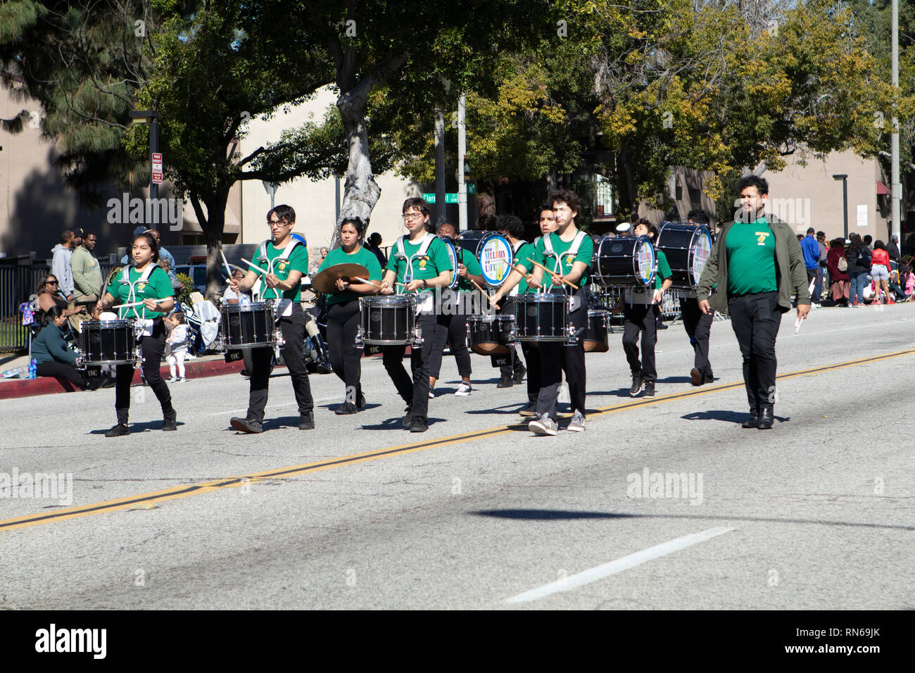 Pasadena, Los Angeles County, Californie, USA. 16 février 2019. - 37e assemblée annuelle de l'histoire des Noirs et le Festival Parade qui célèbre le patrimoine et la culture noire. La Communauté et les villes environnantes s'est joint à la célébration en participant et regarder la parade qui avait des stars, hommes politiques, militants, les clubs et les enfants de tous âges à partir de différents niveaux scolaires. Credit : Watrous Jesse/Alamy Live News Banque D'Images