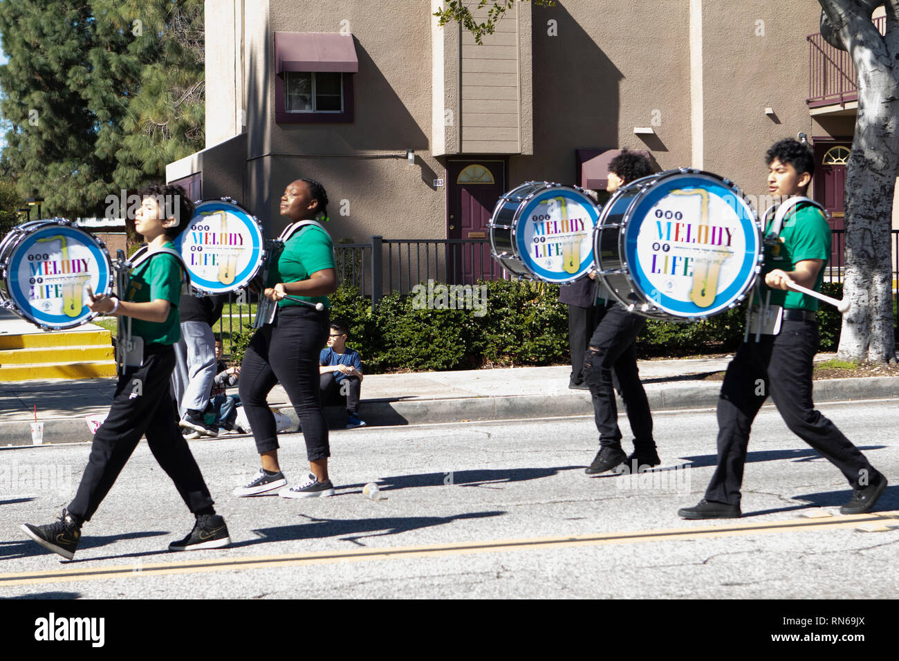Pasadena, Los Angeles County, Californie, USA. 16 février 2019. - 37e assemblée annuelle de l'histoire des Noirs et le Festival Parade qui célèbre le patrimoine et la culture noire. La Communauté et les villes environnantes s'est joint à la célébration en participant et regarder la parade qui avait des stars, hommes politiques, militants, les clubs et les enfants de tous âges à partir de différents niveaux scolaires. Credit : Watrous Jesse/Alamy Live News Banque D'Images