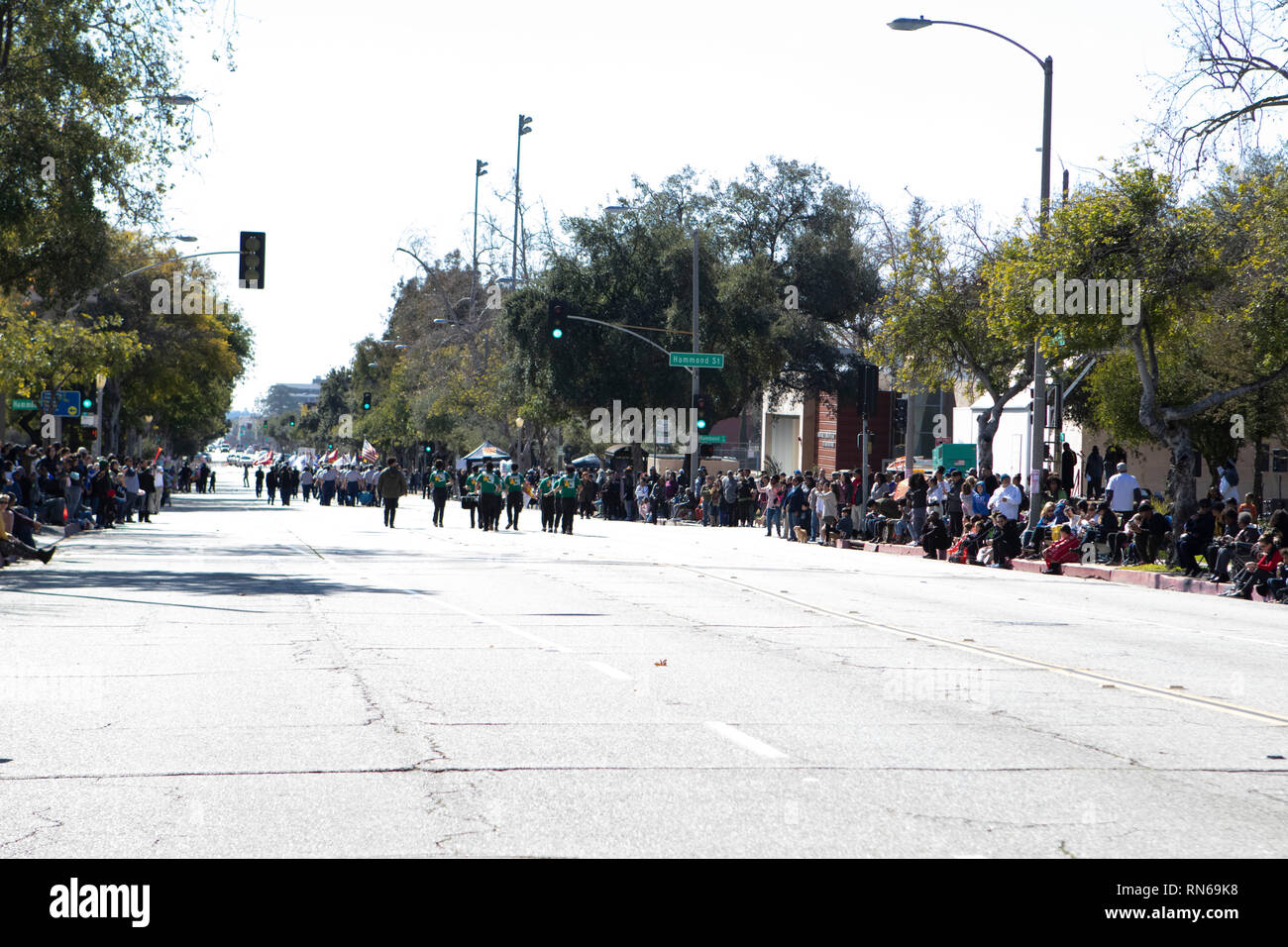 Pasadena, Los Angeles County, Californie, USA. 16 février 2019. - 37e assemblée annuelle de l'histoire des Noirs et le Festival Parade qui célèbre le patrimoine et la culture noire. La Communauté et les villes environnantes s'est joint à la célébration en participant et regarder la parade qui avait des stars, hommes politiques, militants, les clubs et les enfants de tous âges à partir de différents niveaux scolaires. Credit : Watrous Jesse/Alamy Live News Banque D'Images