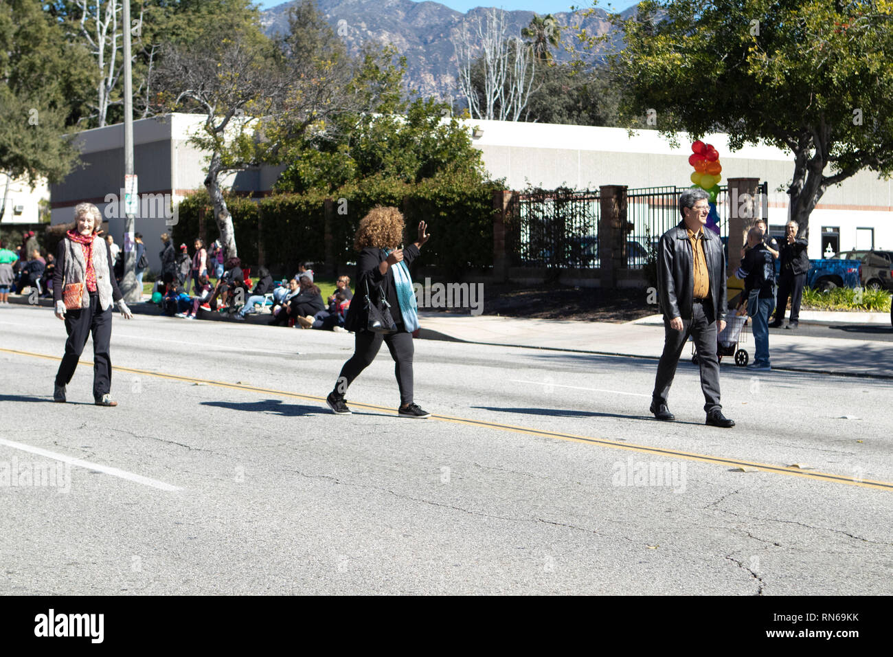 Pasadena, Los Angeles County, Californie, USA. 16 février 2019. - 37e assemblée annuelle de l'histoire des Noirs et le Festival Parade qui célèbre le patrimoine et la culture noire. La Communauté et les villes environnantes s'est joint à la célébration en participant et regarder la parade qui avait des stars, hommes politiques, militants, les clubs et les enfants de tous âges à partir de différents niveaux scolaires. Credit : Watrous Jesse/Alamy Live News Banque D'Images