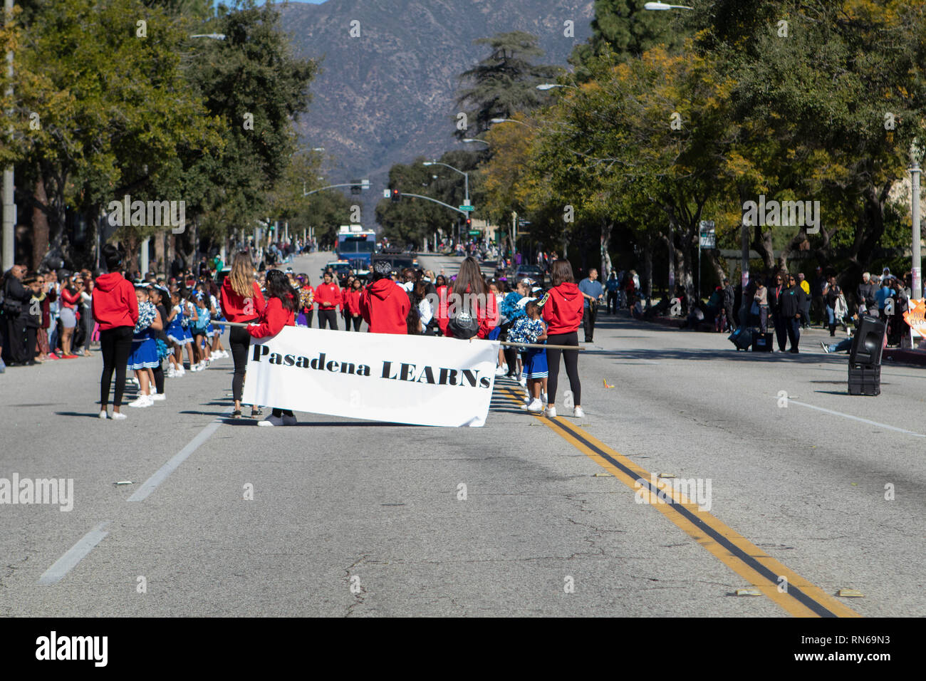 Pasadena, Los Angeles County, Californie, USA. 16 février 2019. - 37e assemblée annuelle de l'histoire des Noirs et le Festival Parade qui célèbre le patrimoine et la culture noire. La Communauté et les villes environnantes s'est joint à la célébration en participant et regarder la parade qui avait des stars, hommes politiques, militants, les clubs et les enfants de tous âges à partir de différents niveaux scolaires. Credit : Watrous Jesse/Alamy Live News Banque D'Images