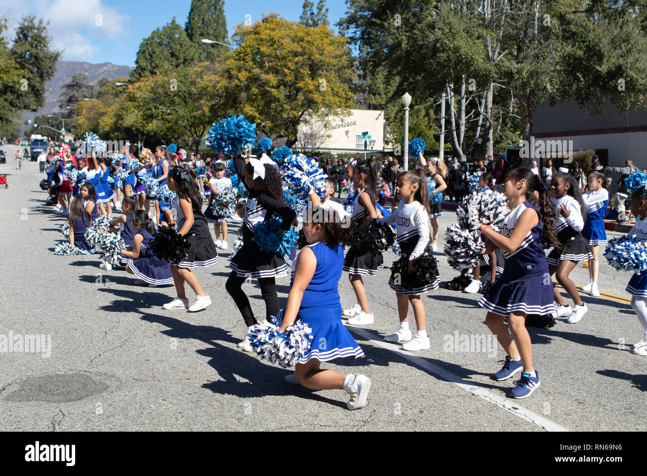 Pasadena, Los Angeles County, Californie, USA. 16 février 2019. - 37e assemblée annuelle de l'histoire des Noirs et le Festival Parade qui célèbre le patrimoine et la culture noire. La Communauté et les villes environnantes s'est joint à la célébration en participant et regarder la parade qui avait des stars, hommes politiques, militants, les clubs et les enfants de tous âges à partir de différents niveaux scolaires. Credit : Watrous Jesse/Alamy Live News Banque D'Images