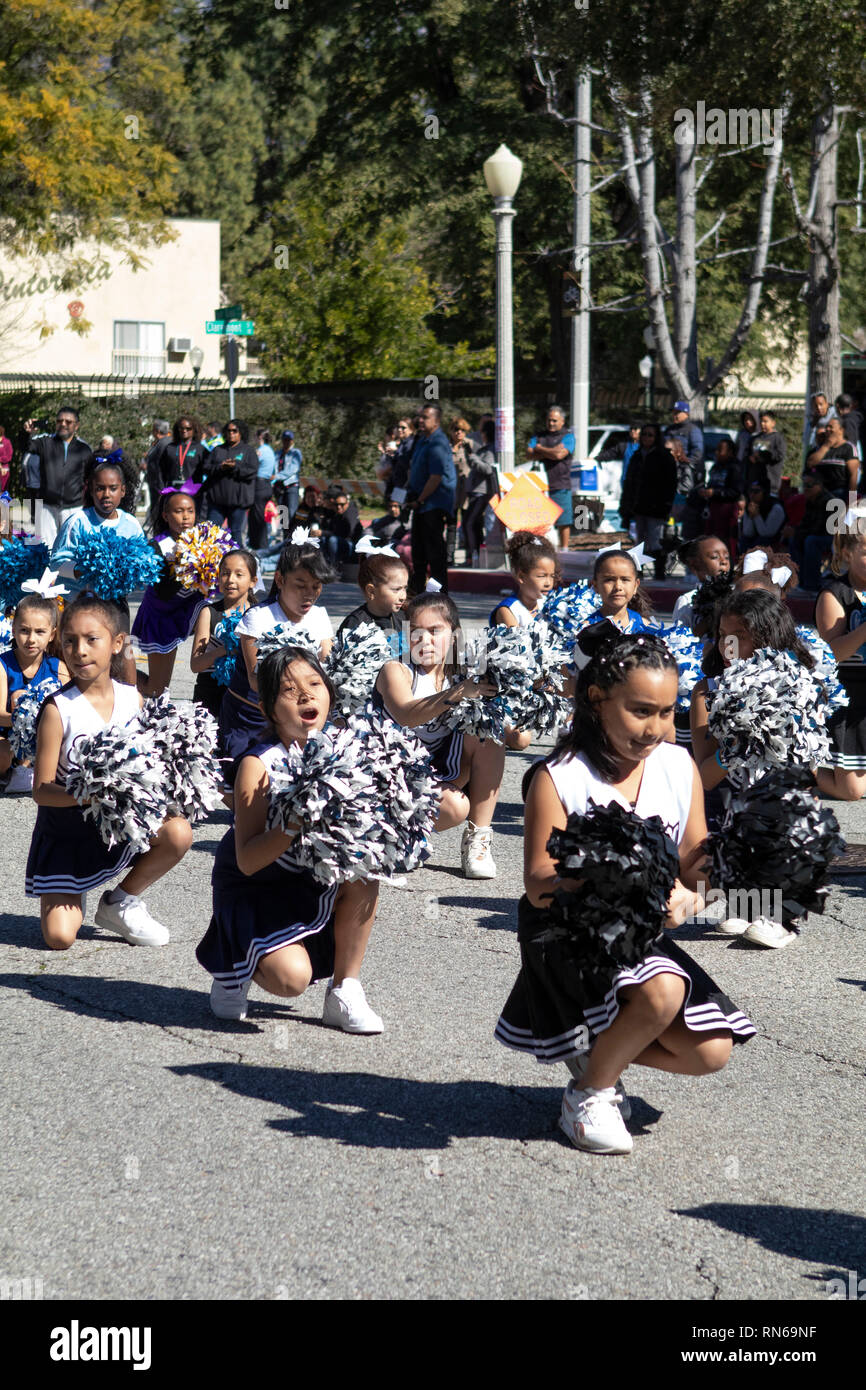 Pasadena, Los Angeles County, Californie, USA. 16 février 2019. - 37e assemblée annuelle de l'histoire des Noirs et le Festival Parade qui célèbre le patrimoine et la culture noire. La Communauté et les villes environnantes s'est joint à la célébration en participant et regarder la parade qui avait des stars, hommes politiques, militants, les clubs et les enfants de tous âges à partir de différents niveaux scolaires. Credit : Watrous Jesse/Alamy Live News Banque D'Images