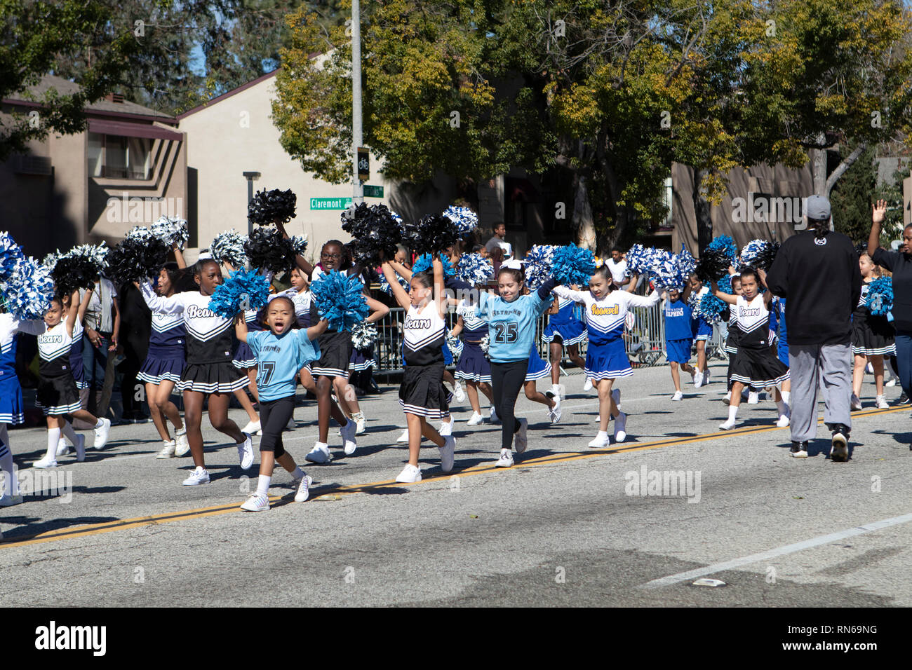 Pasadena, Los Angeles County, Californie, USA. 16 février 2019. - 37e assemblée annuelle de l'histoire des Noirs et le Festival Parade qui célèbre le patrimoine et la culture noire. La Communauté et les villes environnantes s'est joint à la célébration en participant et regarder la parade qui avait des stars, hommes politiques, militants, les clubs et les enfants de tous âges à partir de différents niveaux scolaires. Credit : Watrous Jesse/Alamy Live News Banque D'Images