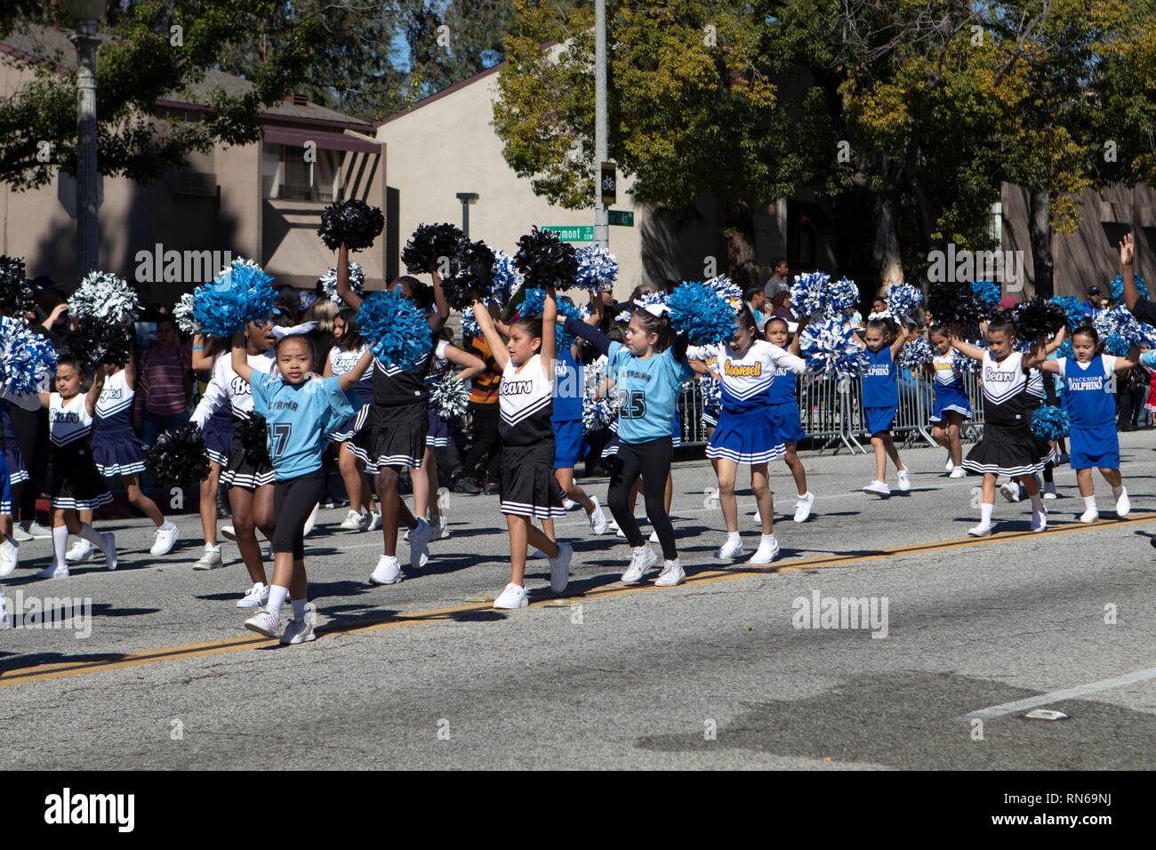 Pasadena, Los Angeles County, Californie, USA. 16 février 2019. - 37e assemblée annuelle de l'histoire des Noirs et le Festival Parade qui célèbre le patrimoine et la culture noire. La Communauté et les villes environnantes s'est joint à la célébration en participant et regarder la parade qui avait des stars, hommes politiques, militants, les clubs et les enfants de tous âges à partir de différents niveaux scolaires. Credit : Watrous Jesse/Alamy Live News Banque D'Images