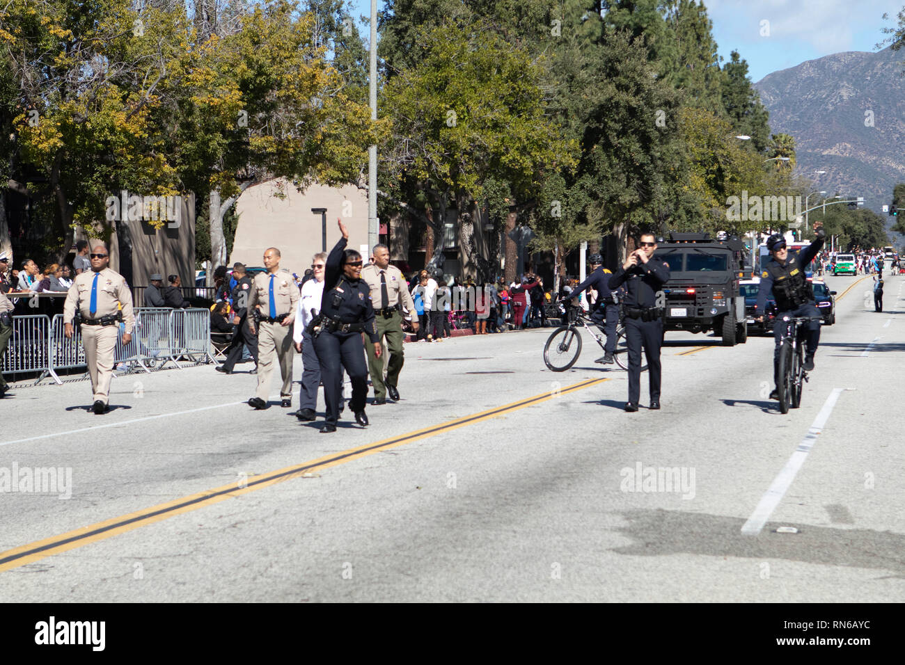 Pasadena, Los Angeles County, Californie, USA. 16 février 2019. - 37e assemblée annuelle de l'histoire des Noirs et le Festival Parade qui célèbre le patrimoine et la culture noire. La Communauté et les villes environnantes s'est joint à la célébration en participant et regarder la parade qui avait des stars, hommes politiques, militants, les clubs et les enfants de tous âges à partir de différents niveaux scolaires. Département de la Police de Pasadena Crédit : Jesse Watrous/Alamy Live News Banque D'Images
