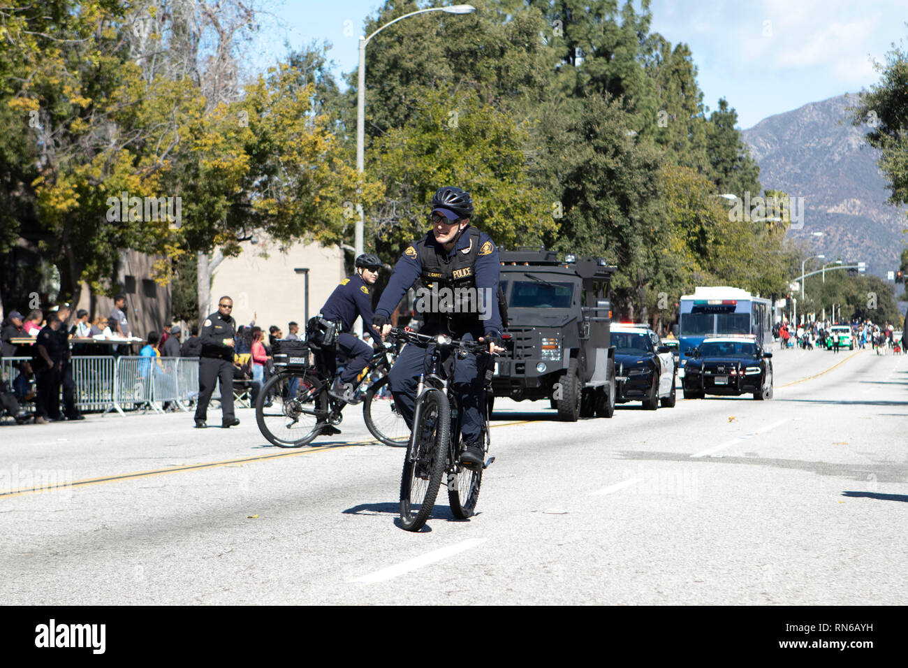 Pasadena, Los Angeles County, Californie, USA. 16 février 2019. - 37e assemblée annuelle de l'histoire des Noirs et le Festival Parade qui célèbre le patrimoine et la culture noire. La Communauté et les villes environnantes s'est joint à la célébration en participant et regarder la parade qui avait des stars, hommes politiques, militants, les clubs et les enfants de tous âges à partir de différents niveaux scolaires. Département de la Police de Pasadena Crédit : Jesse Watrous/Alamy Live News Banque D'Images