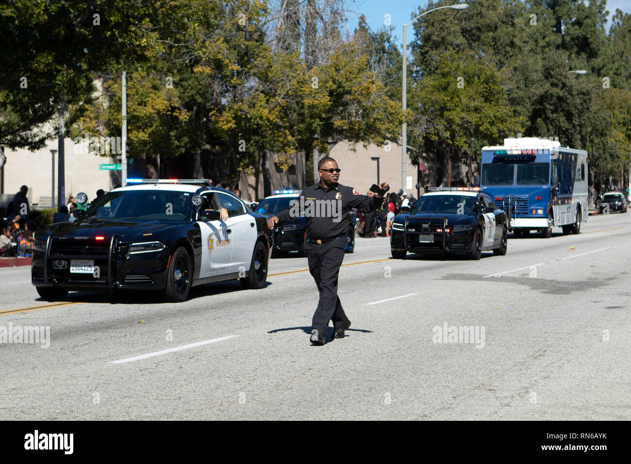 Pasadena, Los Angeles County, Californie, USA. 16 février 2019. - 37e assemblée annuelle de l'histoire des Noirs et le Festival Parade qui célèbre le patrimoine et la culture noire. La Communauté et les villes environnantes s'est joint à la célébration en participant et regarder la parade qui avait des stars, hommes politiques, militants, les clubs et les enfants de tous âges à partir de différents niveaux scolaires. Département de la Police de Pasadena Crédit : Jesse Watrous/Alamy Live News Banque D'Images