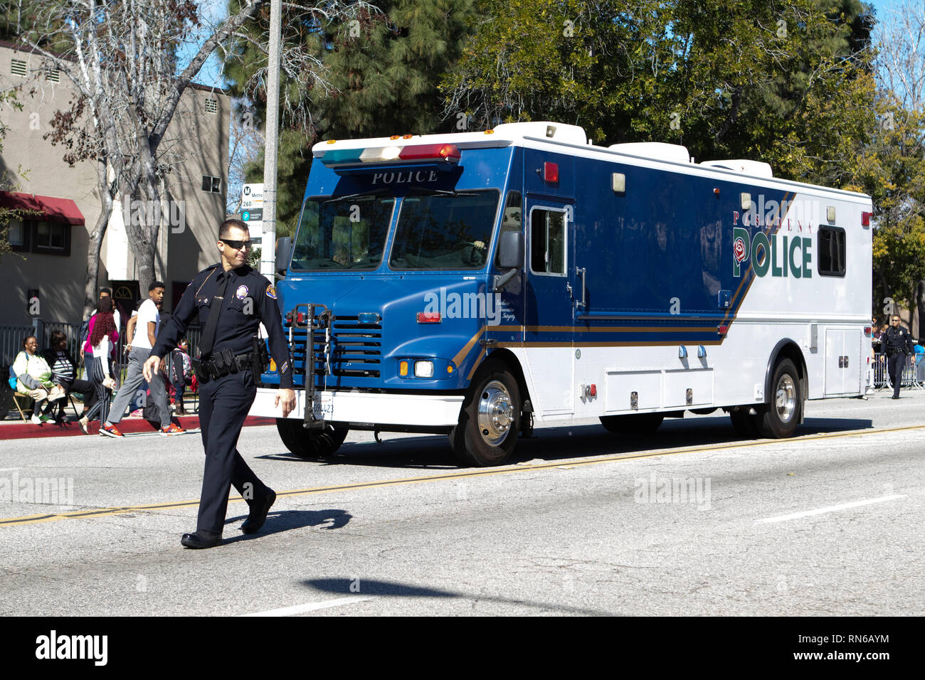 Pasadena, Los Angeles County, Californie, USA. 16 février 2019. - 37e assemblée annuelle de l'histoire des Noirs et le Festival Parade qui célèbre le patrimoine et la culture noire. La Communauté et les villes environnantes s'est joint à la célébration en participant et regarder la parade qui avait des stars, hommes politiques, militants, les clubs et les enfants de tous âges à partir de différents niveaux scolaires. Département de la Police de Pasadena Crédit : Jesse Watrous/Alamy Live News Banque D'Images
