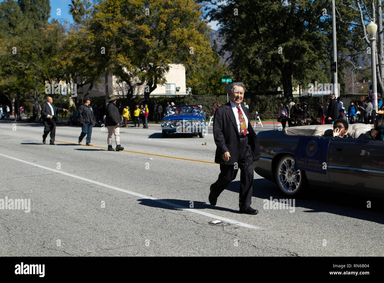 Pasadena, Los Angeles County, Californie, USA. 16 février 2019. - 37e assemblée annuelle de l'histoire des Noirs et le Festival Parade qui célèbre le patrimoine et la culture noire. La Communauté et les villes environnantes s'est joint à la célébration en participant et regarder la parade qui avait des stars, hommes politiques, militants, les clubs et les enfants de tous âges à partir de différents niveaux scolaires. Credit : Watrous Jesse/Alamy Live News Banque D'Images
