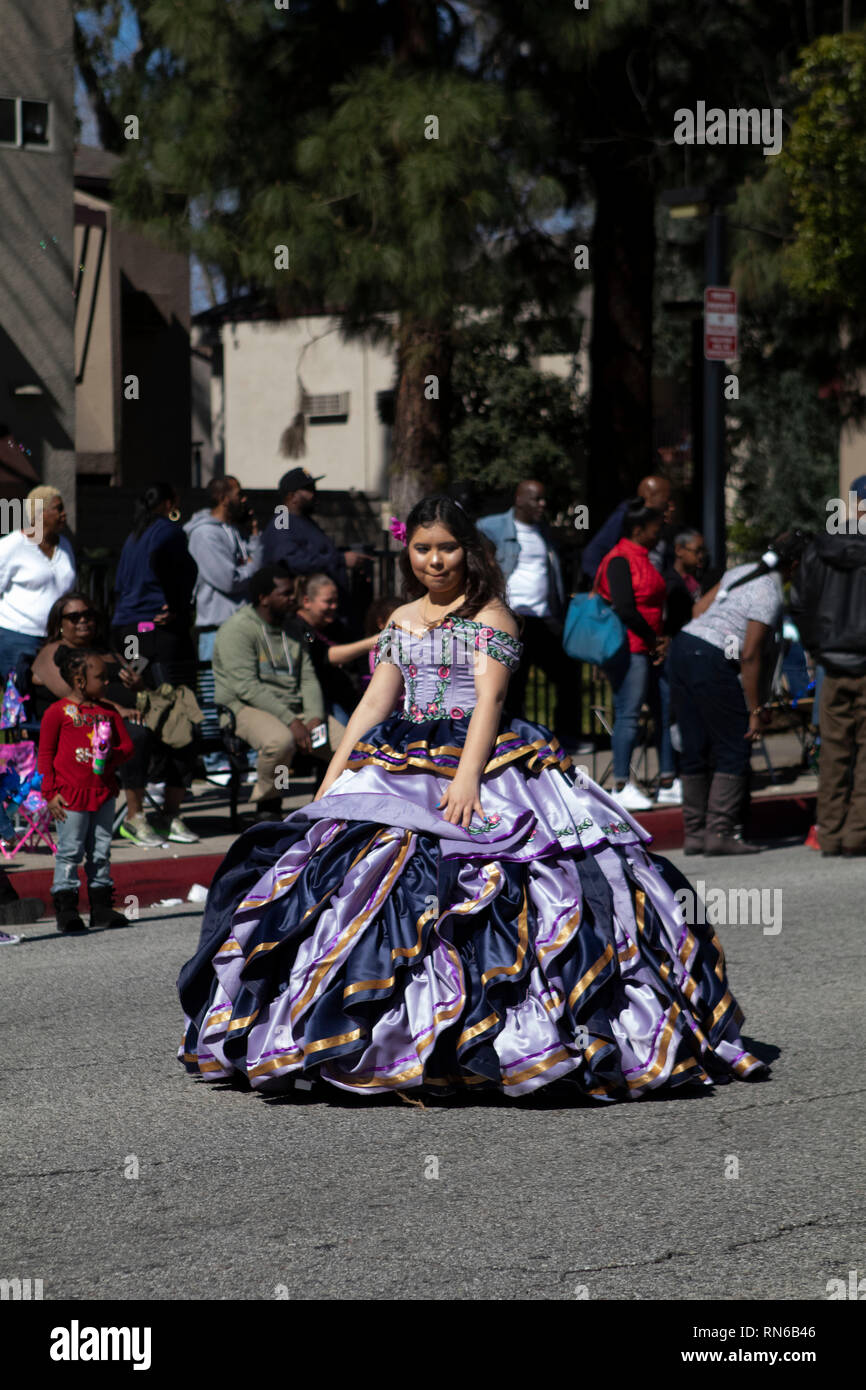 Pasadena, Los Angeles County, Californie, USA. 16 février 2019. - 37e assemblée annuelle de l'histoire des Noirs et le Festival Parade qui célèbre le patrimoine et la culture noire. La Communauté et les villes environnantes s'est joint à la célébration en participant et regarder la parade qui avait des stars, hommes politiques, militants, les clubs et les enfants de tous âges à partir de différents niveaux scolaires. Credit : Watrous Jesse/Alamy Live News Banque D'Images