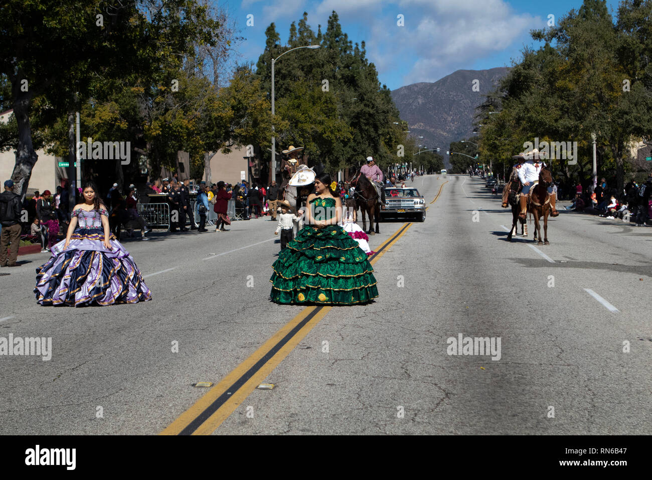 Pasadena, Los Angeles County, Californie, USA. 16 février 2019. - 37e assemblée annuelle de l'histoire des Noirs et le Festival Parade qui célèbre le patrimoine et la culture noire. La Communauté et les villes environnantes s'est joint à la célébration en participant et regarder la parade qui avait des stars, hommes politiques, militants, les clubs et les enfants de tous âges à partir de différents niveaux scolaires. Credit : Watrous Jesse/Alamy Live News Banque D'Images