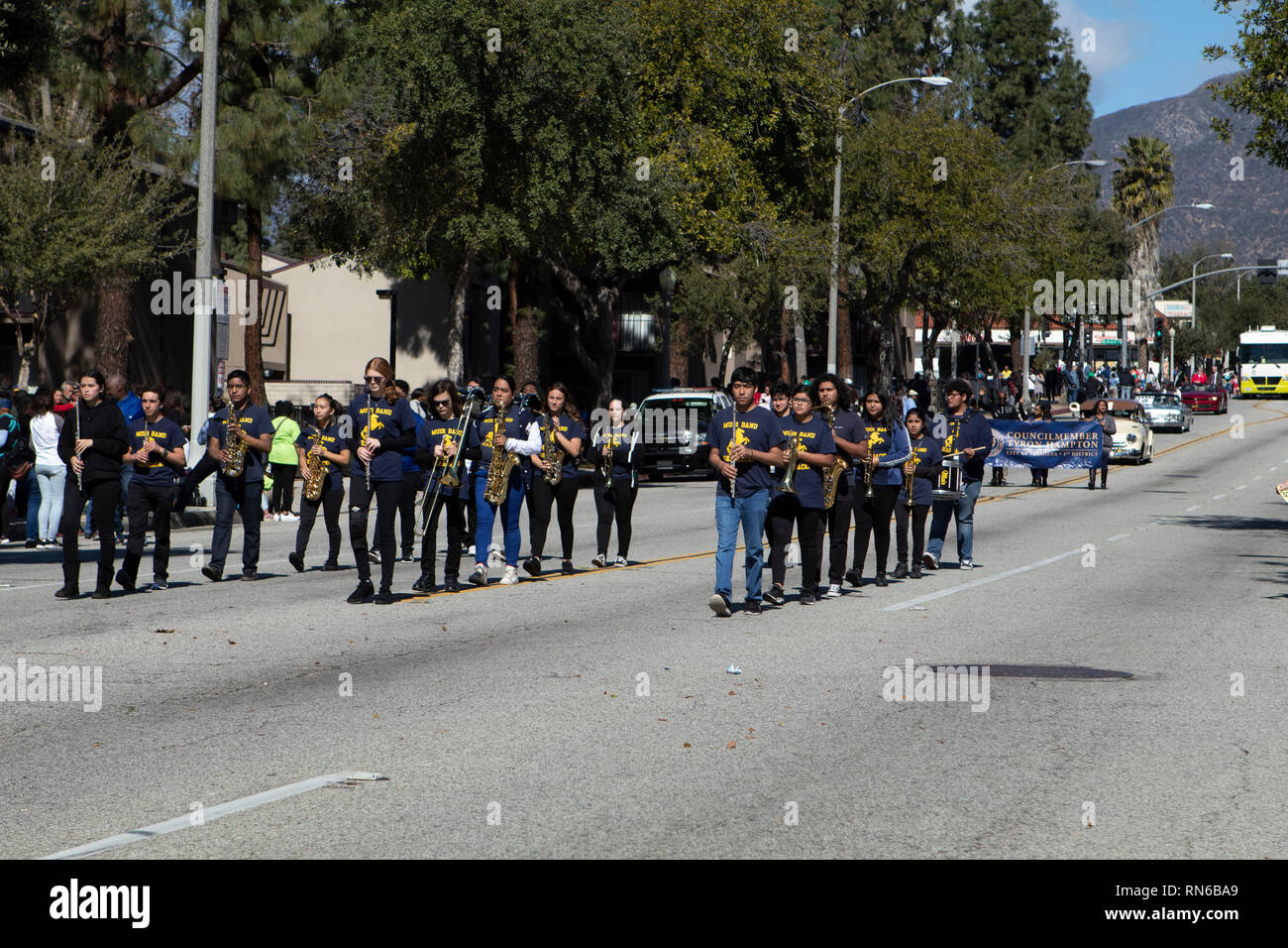 Pasadena, Los Angeles County, Californie, USA. 16 février 2019. - 37e assemblée annuelle de l'histoire des Noirs et le Festival Parade qui célèbre le patrimoine et la culture noire. La Communauté et les villes environnantes s'est joint à la célébration en participant et regarder la parade qui avait des stars, hommes politiques, militants, les clubs et les enfants de tous âges à partir de différents niveaux scolaires. Credit : Watrous Jesse/Alamy Live News Banque D'Images