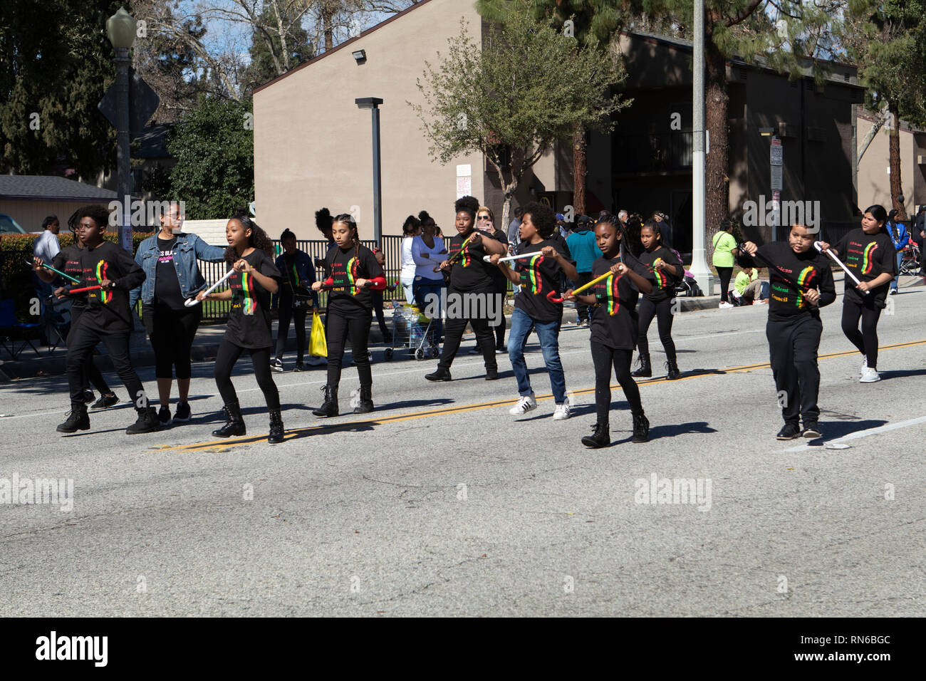 Pasadena, Los Angeles County, Californie, USA. 16 février 2019. - 37e assemblée annuelle de l'histoire des Noirs et le Festival Parade qui célèbre le patrimoine et la culture noire. La Communauté et les villes environnantes s'est joint à la célébration en participant et regarder la parade qui avait des stars, hommes politiques, militants, les clubs et les enfants de tous âges à partir de différents niveaux scolaires. Credit : Watrous Jesse/Alamy Live News Banque D'Images