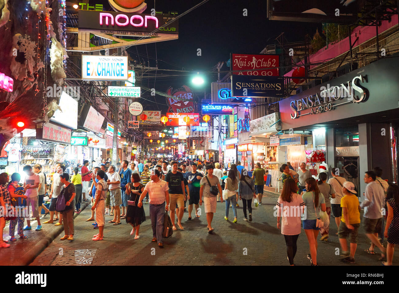 PATTAYA, THAÏLANDE - circa 2016, février : Walking Street de Pattaya la nuit. est un quartier rouge dans la ville de Pattaya, Thaïlande Banque D'Images