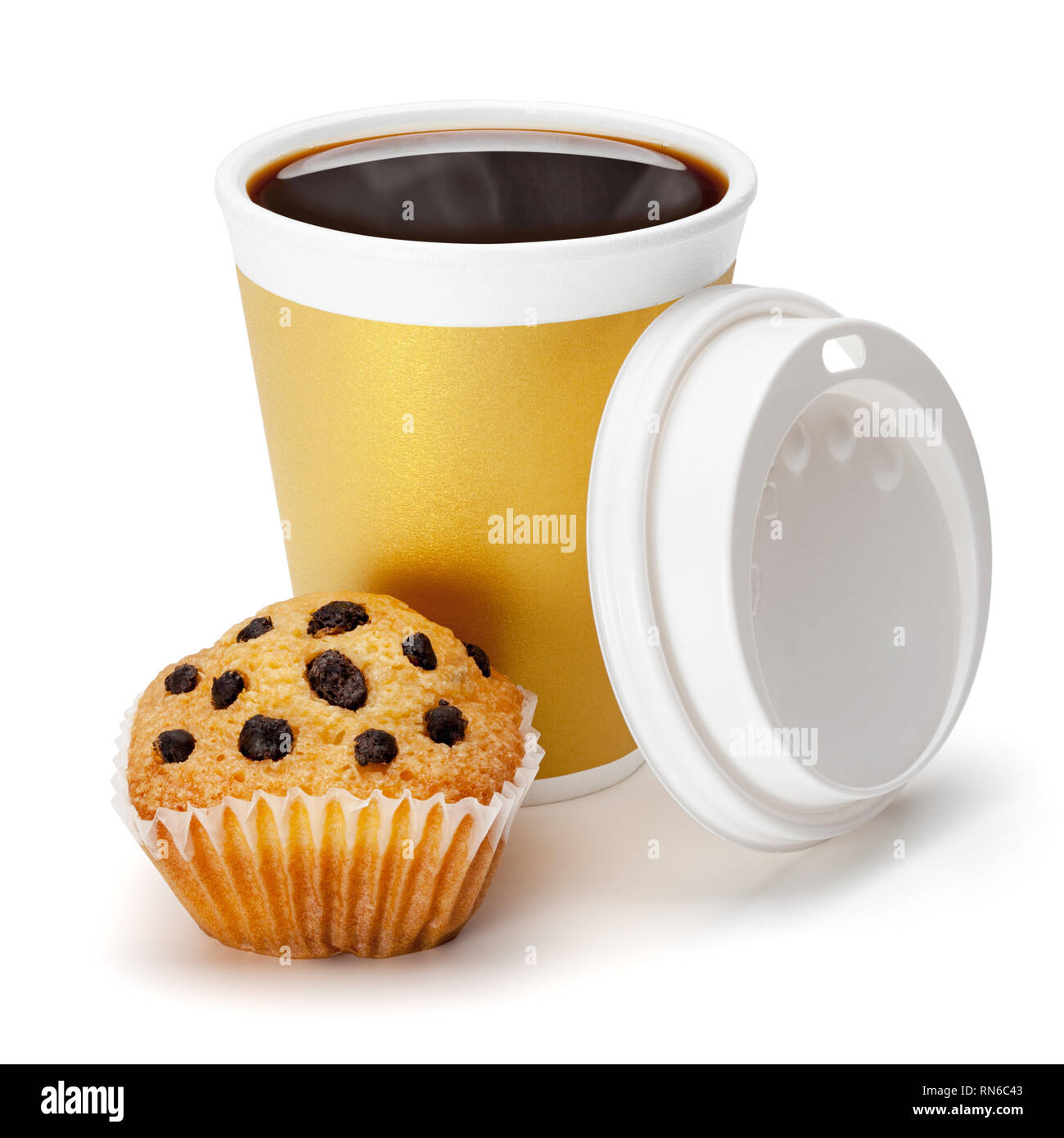 Tasse à café jetables en papier avec du café chaud et un muffin, isolé sur le fond blanc, chemin de détourage inclus. Banque D'Images