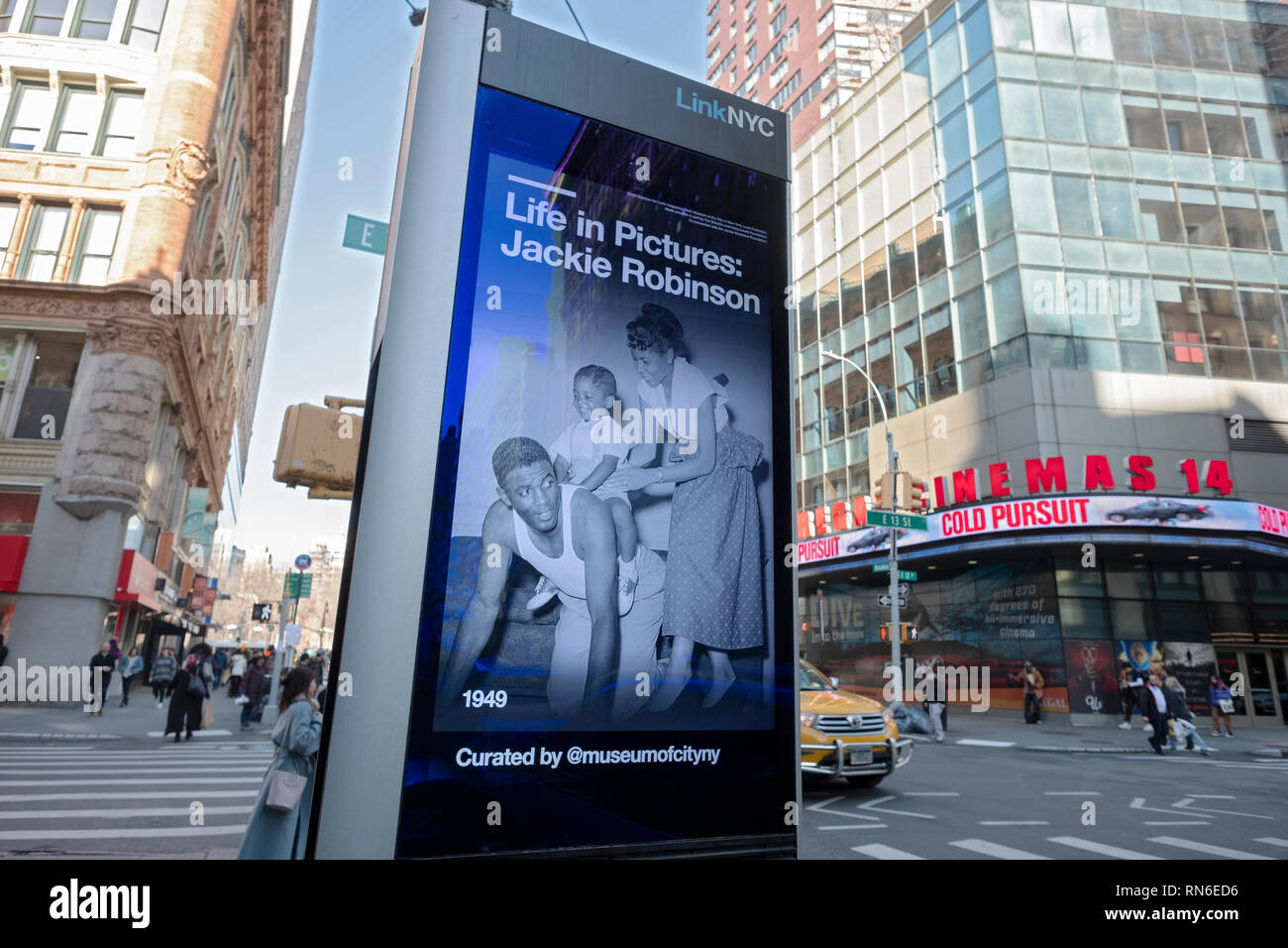 Une photo sur un écran d'un LINKNYC publicité Jackie Robinson photo exposition au Musée de la ville de New York pour célébrer son 100e anniversaire. Banque D'Images