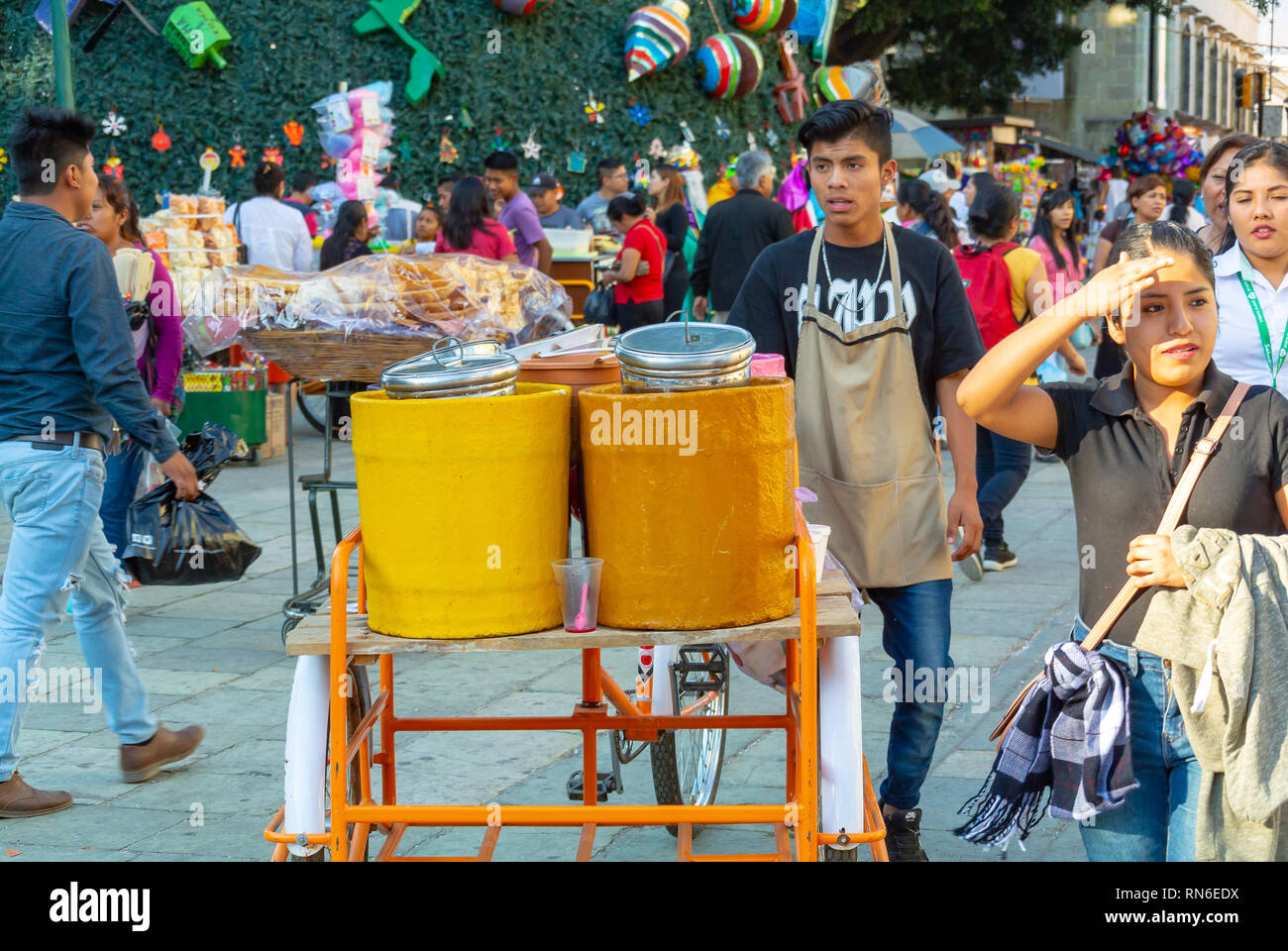 La vente des aliments de rue l'homme local dans la rue, Oaxaca, Mexique Banque D'Images