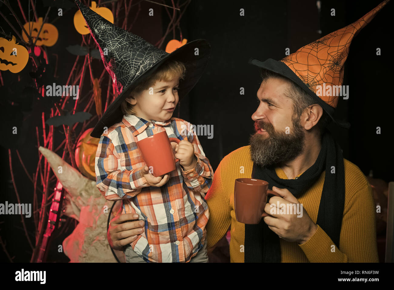 Halloween homme et enfant en chapeau de sorcière Photo Stock - Alamy