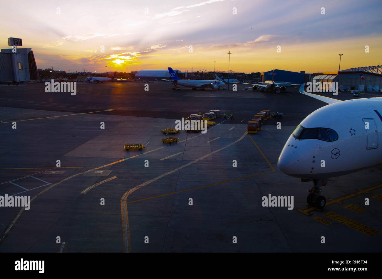 Coucher du soleil à l'aéroport de Logan à Boston, MA Banque D'Images