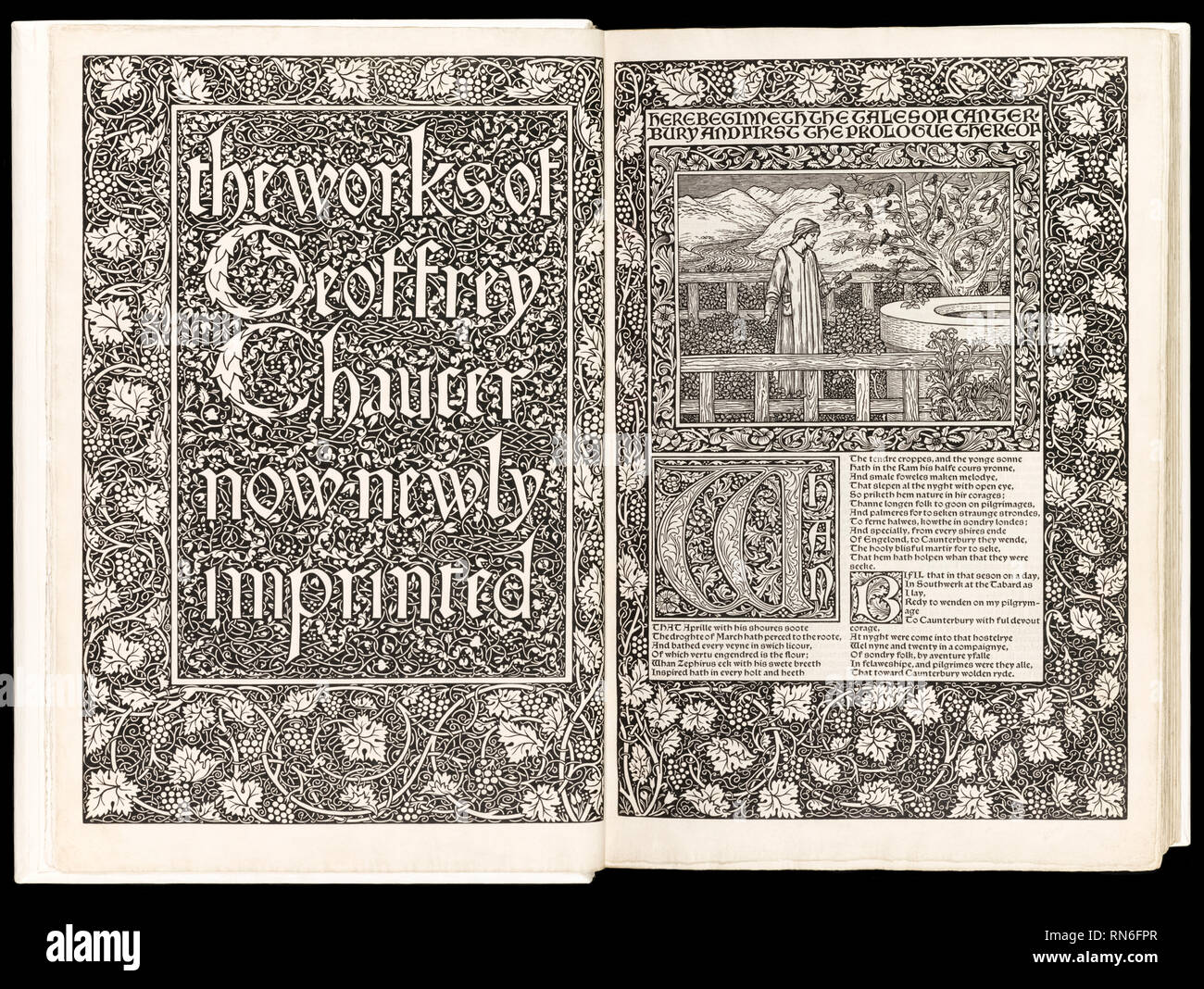 The Works of Geoffrey Chaucer (Kelmscott Chaucer) 1896 livre illustré de l'artiste britannique William Morris (1834-1896), imprimé par Kelmscott Press, mettant en vedette des gravures sur bois et des dessins complexes de Morris et Sir Edward Burne-Jones (1833-1898). Photographie tirée d'une édition originale de Kelmscott Press de 1896. Crédit : Collection privée / AF Fotografie Banque D'Images