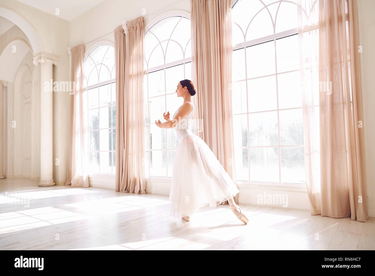Young ballerina dancing in a white studio Banque D'Images