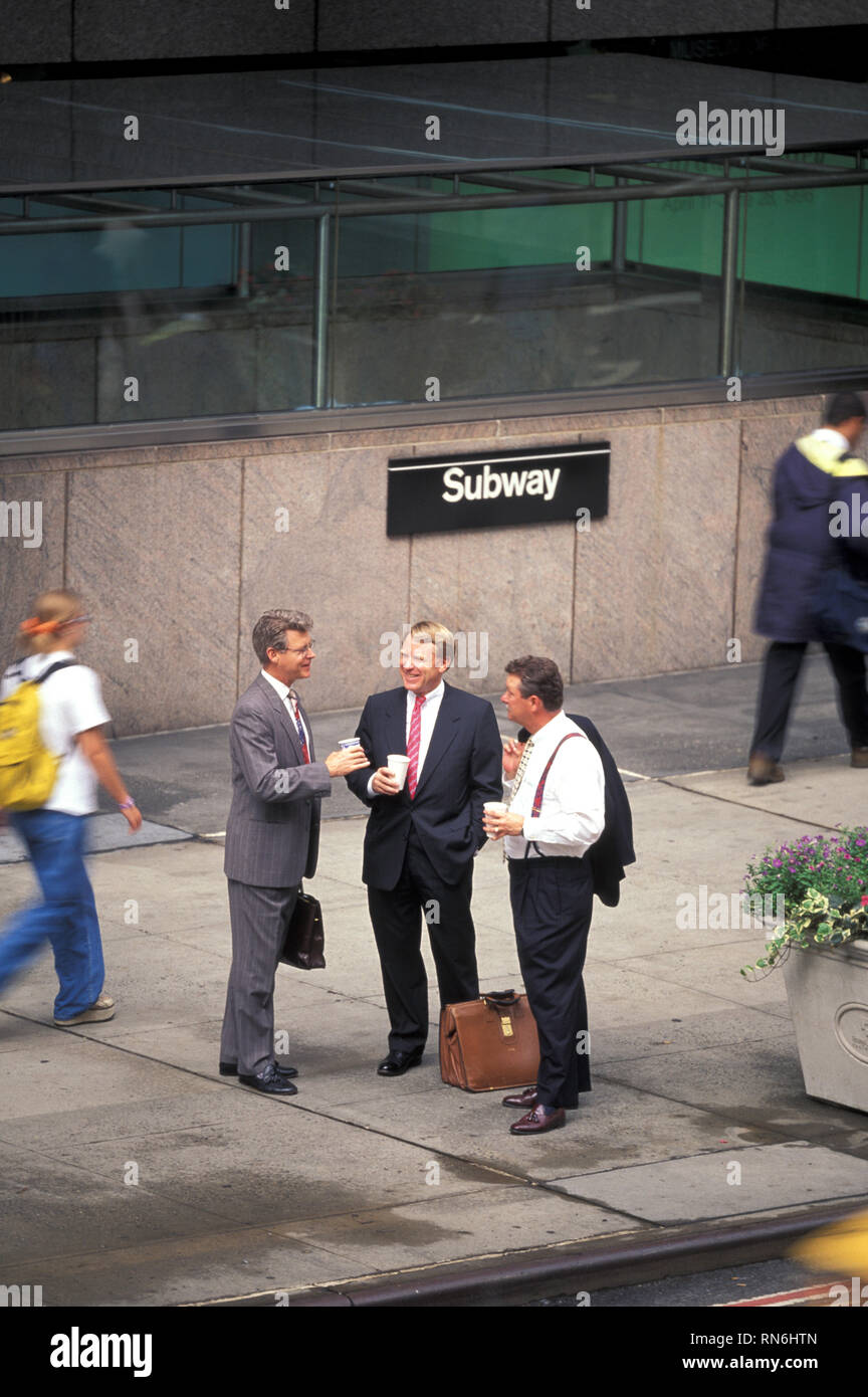 Trois hommes d'affaires se rencontrent sur le trottoir de la 42e rue à New York, aux États-Unis Banque D'Images