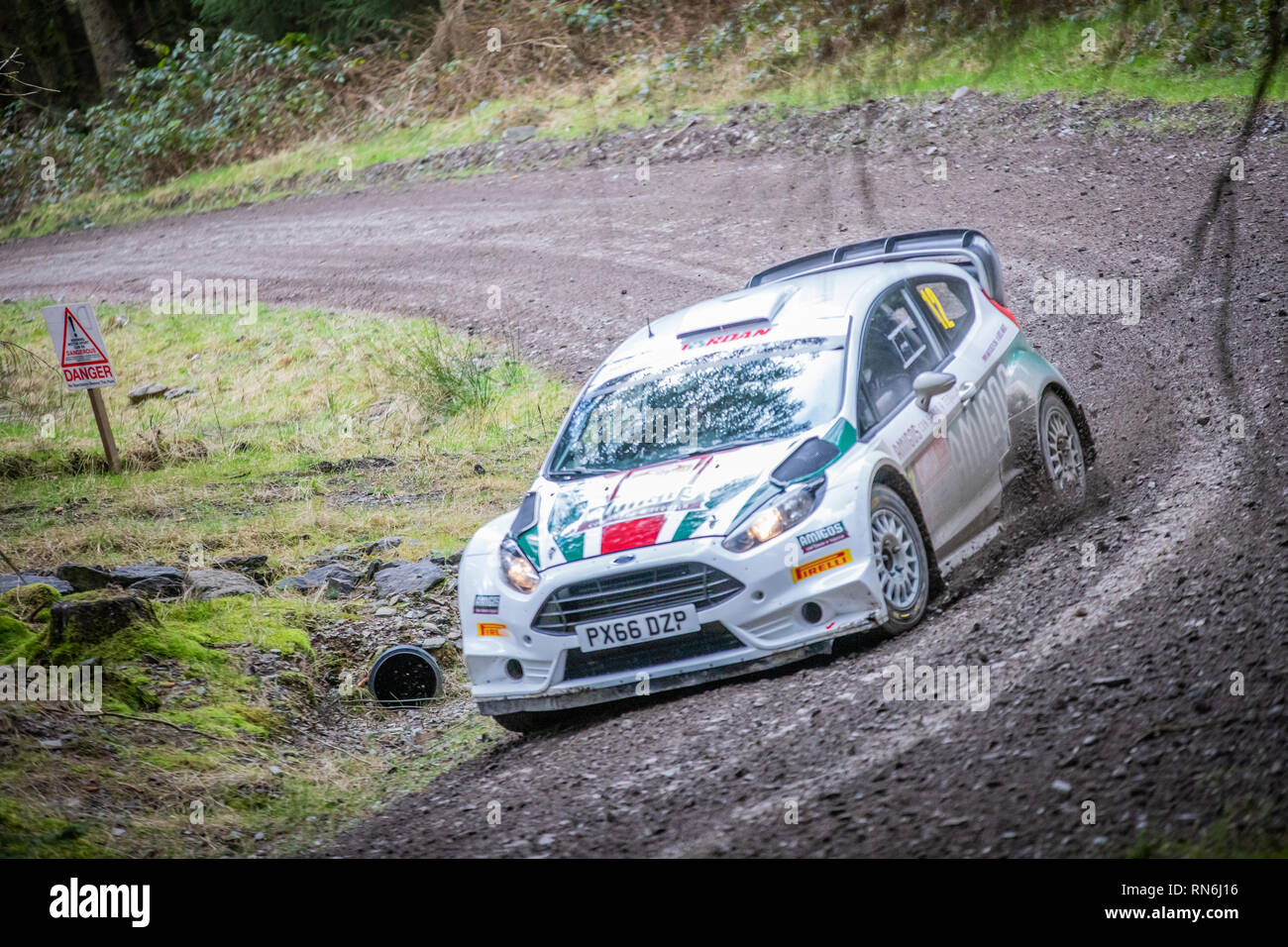 Voiture rallye concurrence dans le Cambrien, 2019 Rallye en forêt Alwen, au nord du Pays de Galles Banque D'Images