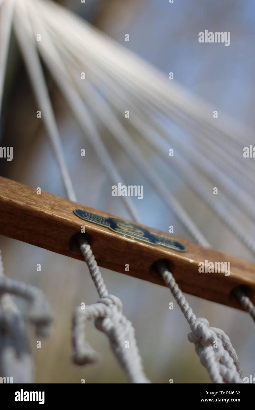 Un hamac de corde blanche accrochée à deux arbres avec une vue portrait Banque D'Images