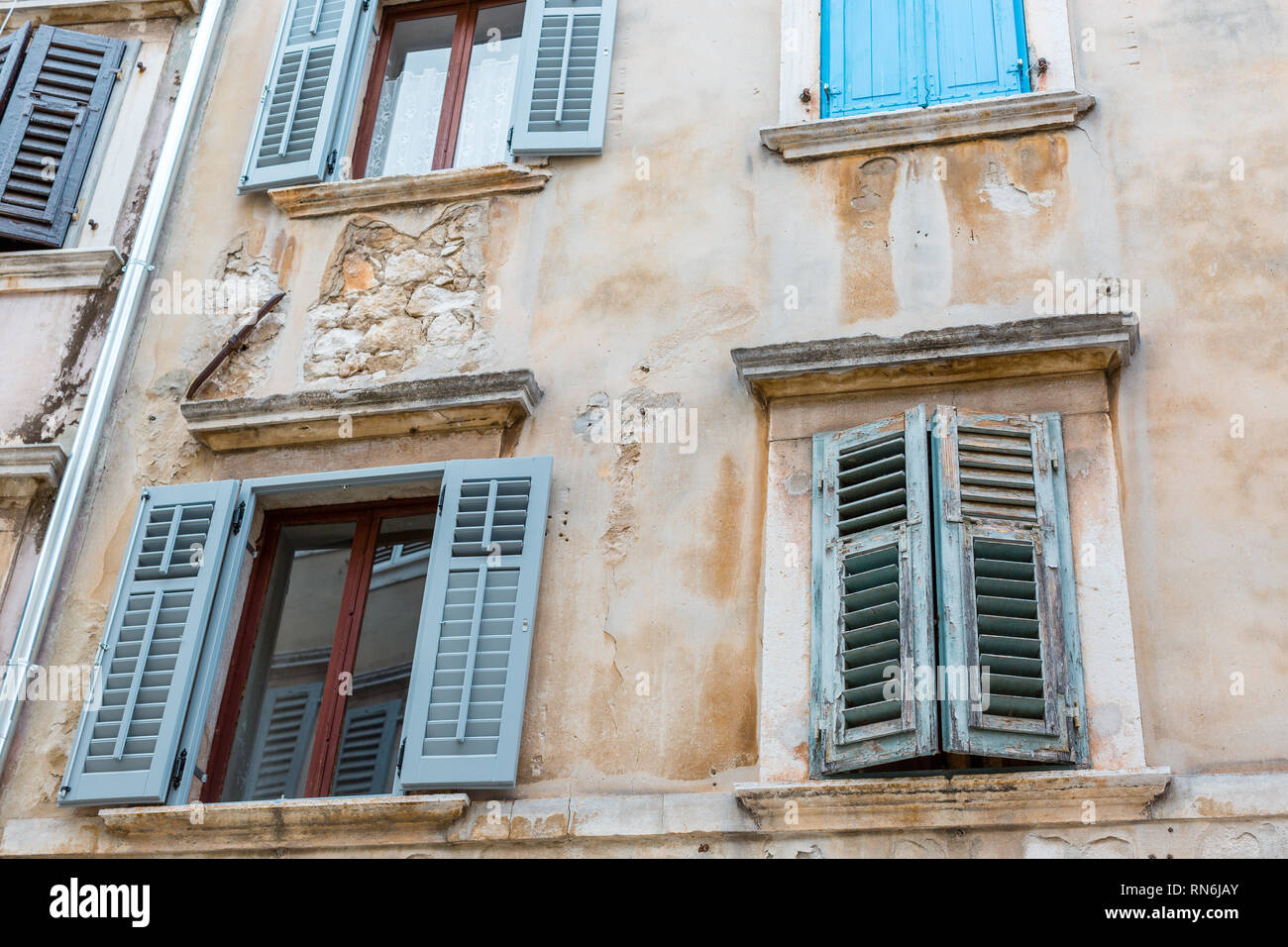 Vieilles fenêtres avec volets bleus dans la vieille maison. Vintage background, texture Banque D'Images