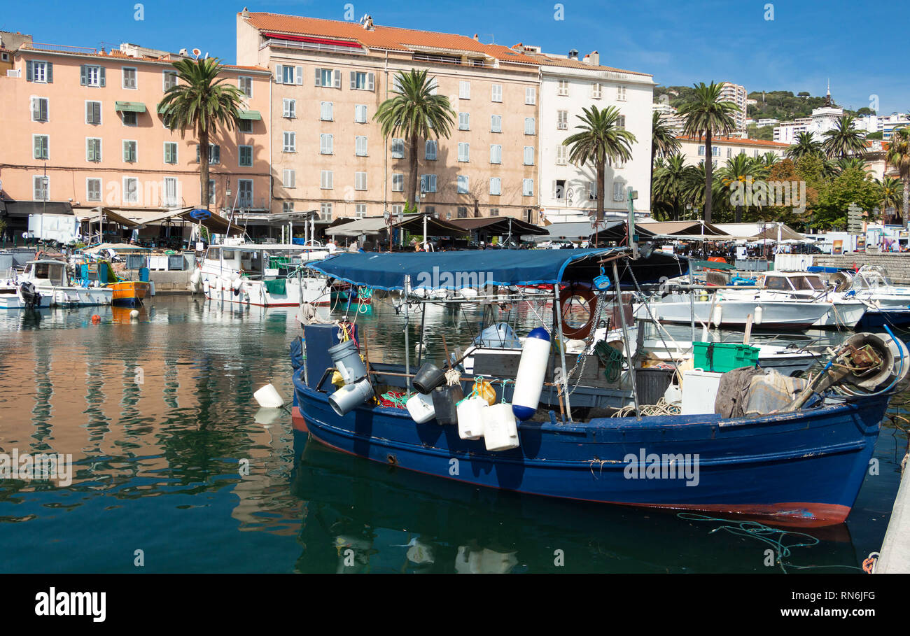 Le pittoresque port de pêche d'Ajaccio, Corse, France. Banque D'Images
