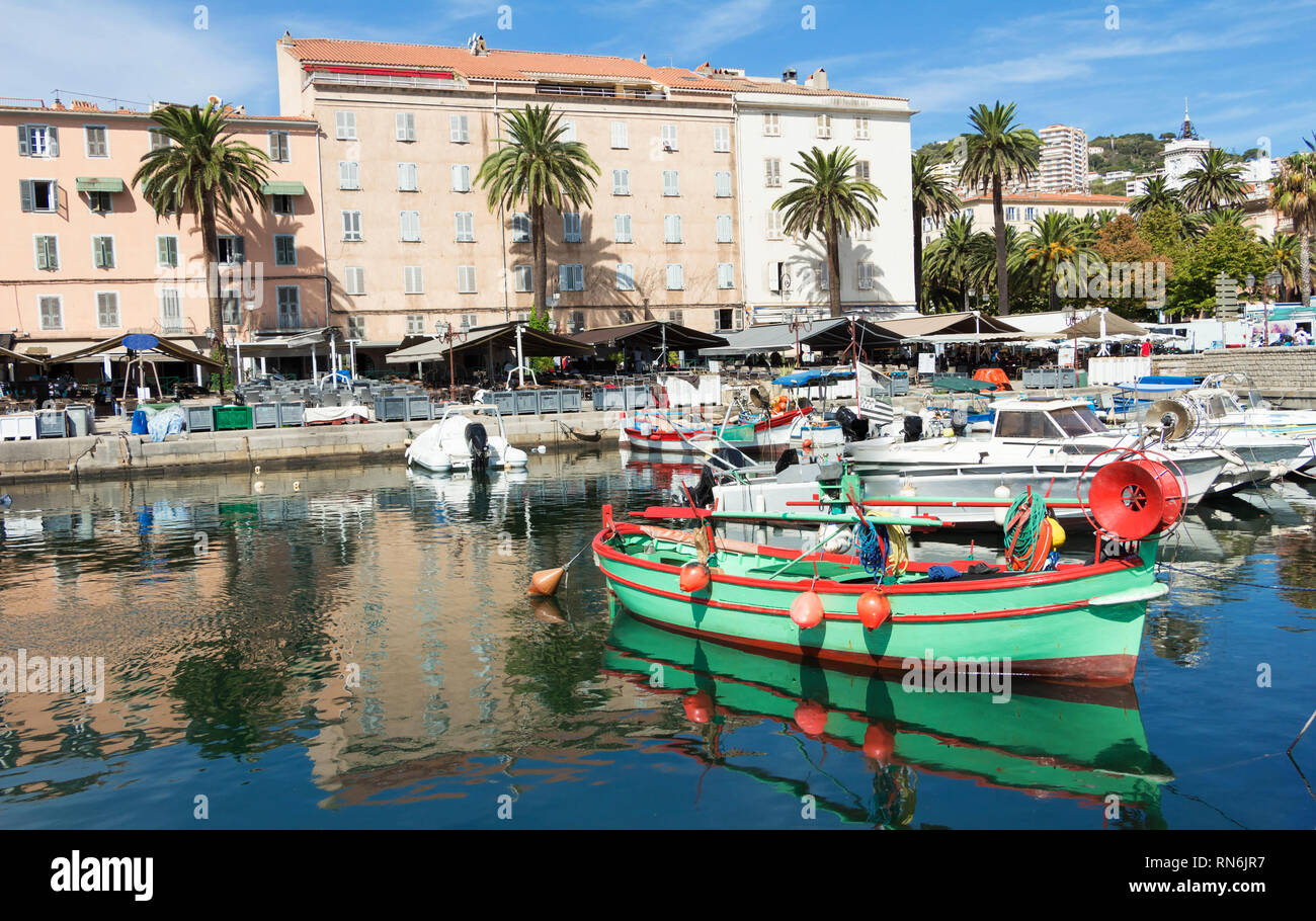 Le pittoresque port de pêche d'Ajaccio, Corse, France. Banque D'Images