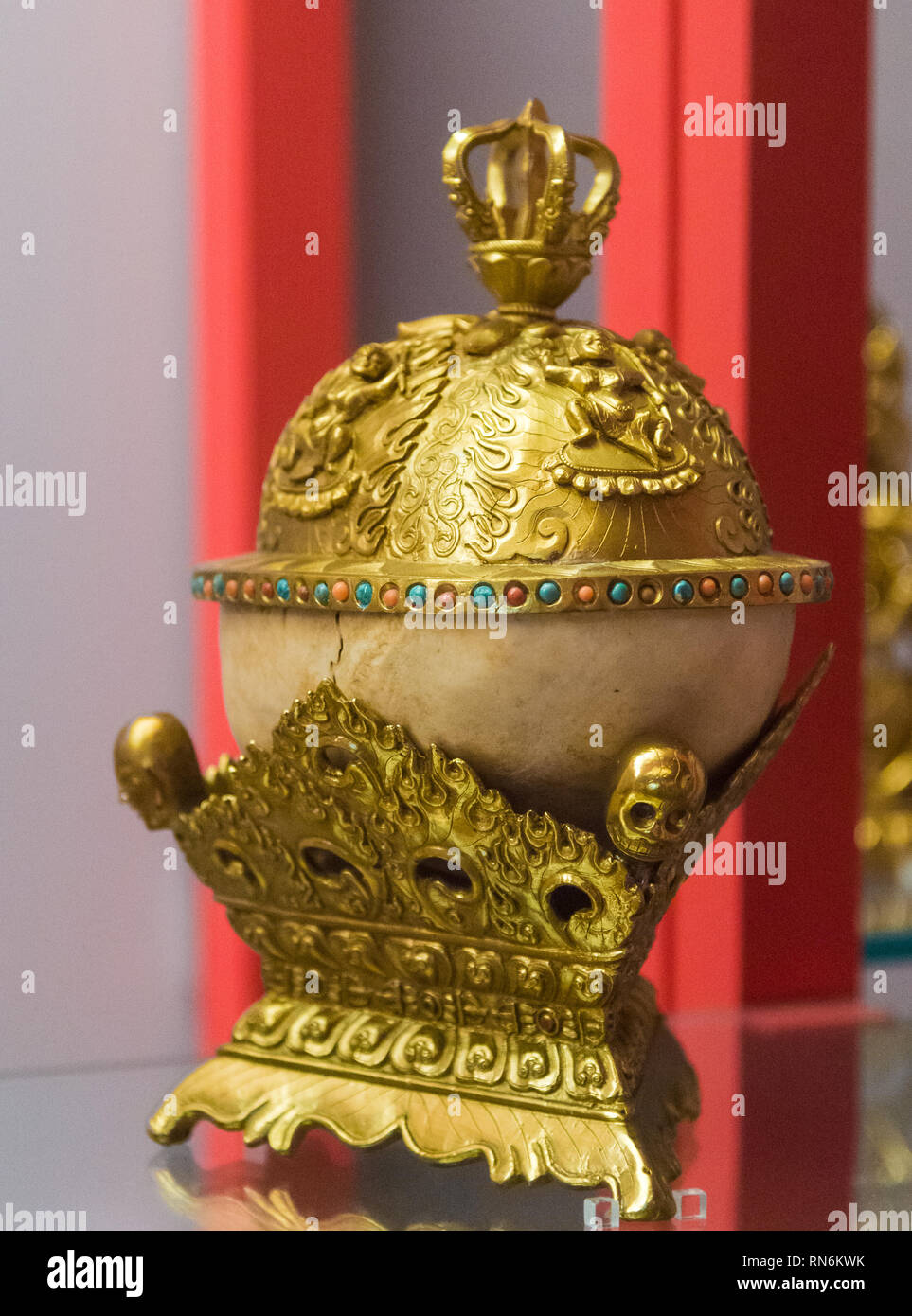 Un crâne Kapala tibétain tasse avec couvercle d'or. Le Field Museum de Chicago, Illinois, USA. Banque D'Images