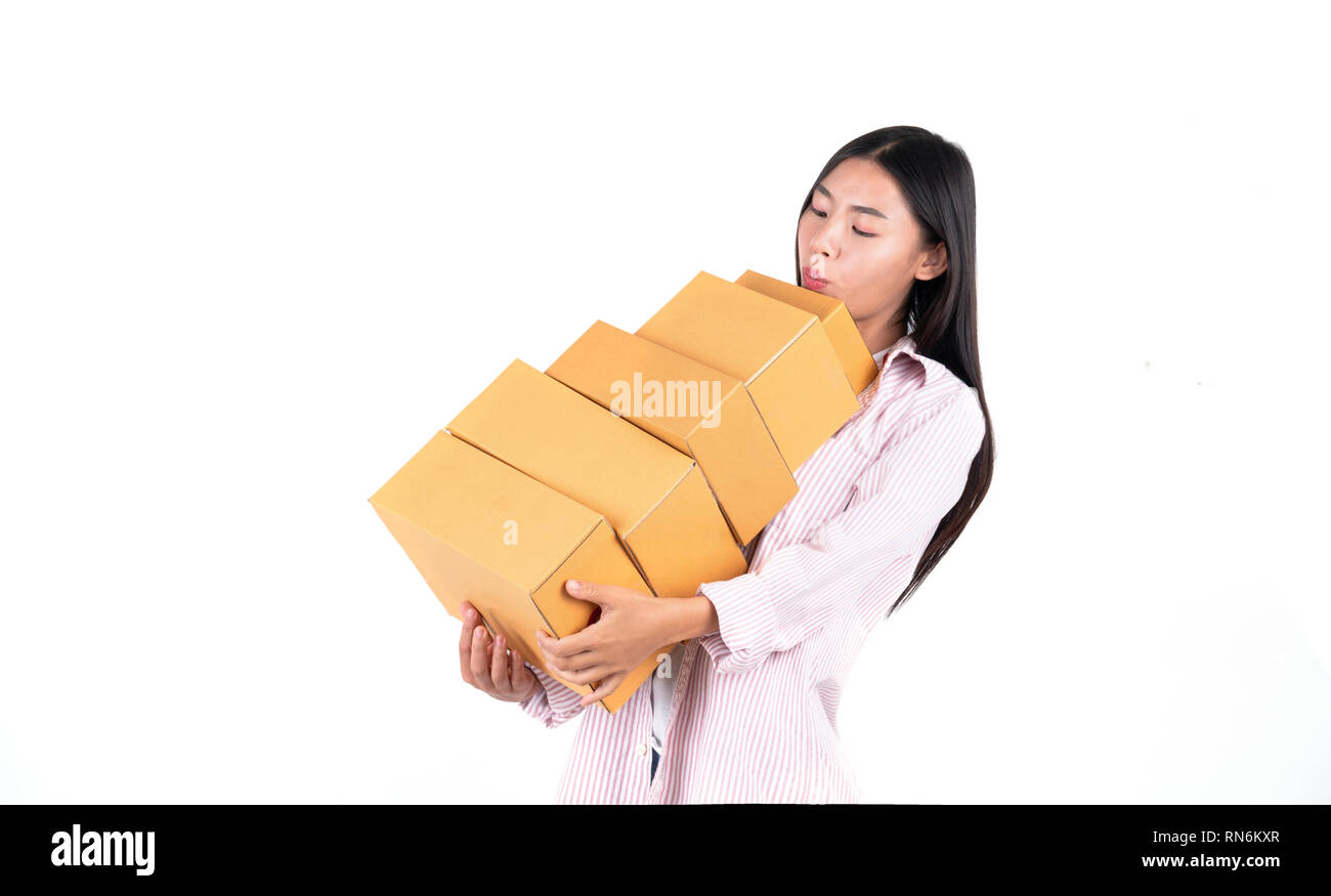 Woman holding colis pour livraison au client ou holding box de magasinage en ligne Banque D'Images