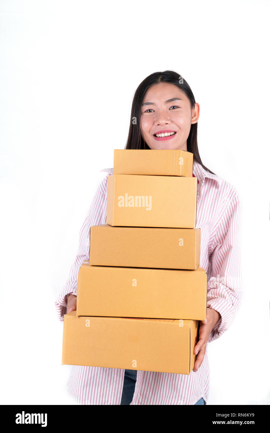 Woman holding colis pour livraison au client ou holding box de magasinage en ligne Banque D'Images