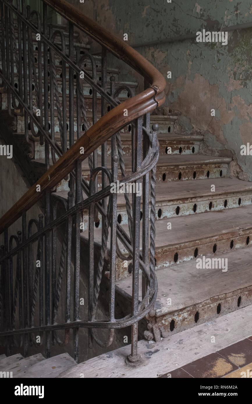 Courbe d'un escalier en bois dans un immeuble qui est très fatigué et vieux Banque D'Images
