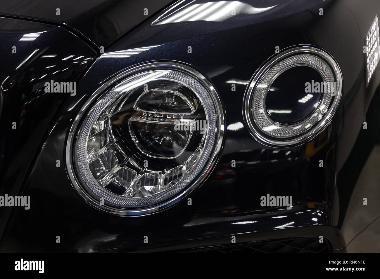 Novosibirsk, Russie - 08.01.18 : phares avant de luxe très cher nouveau noir Bentley voiture Bentay se trouve dans la zone de lavage en attente de réparation dans un Banque D'Images
