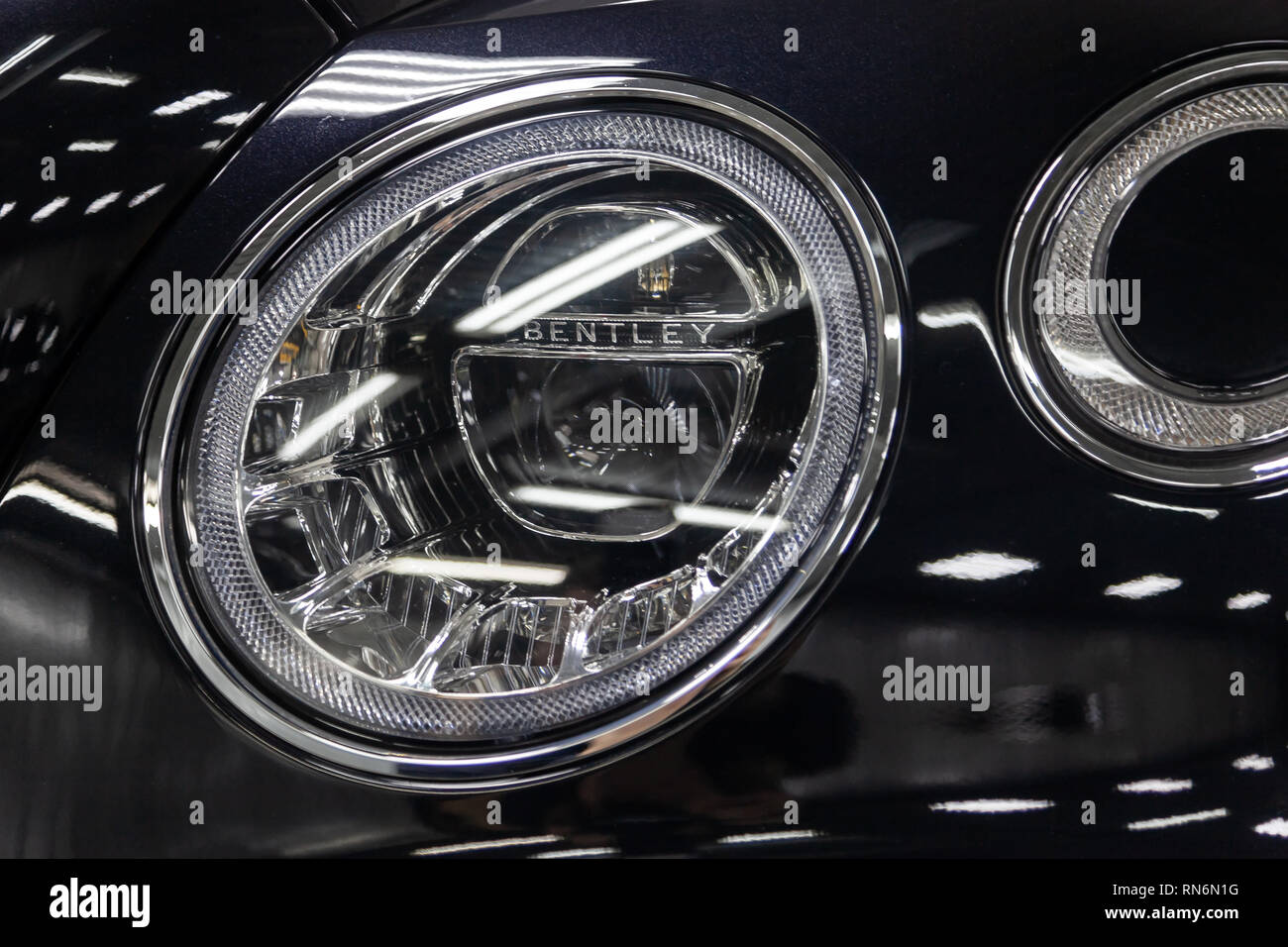 Novosibirsk, Russie - 08.01.18 : phares avant de luxe très cher nouveau noir Bentley voiture Bentay se trouve dans la zone de lavage en attente de réparation dans un Banque D'Images