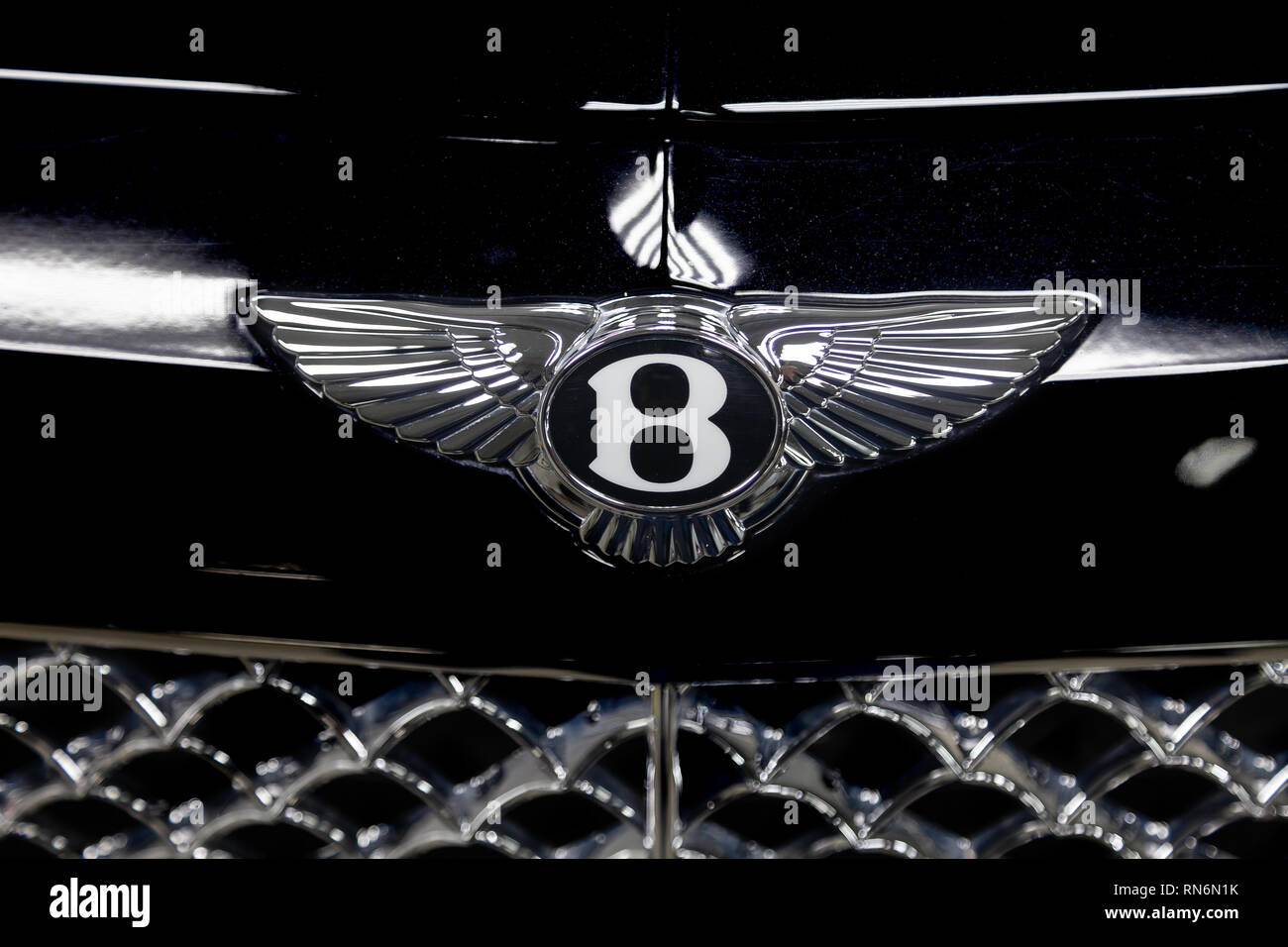 Novosibirsk, Russie - 08.01.18 : emblème de luxe très cher nouveau noir Bentley voiture Bentay se trouve dans la zone de lavage en attente pour la réparation en aut Banque D'Images