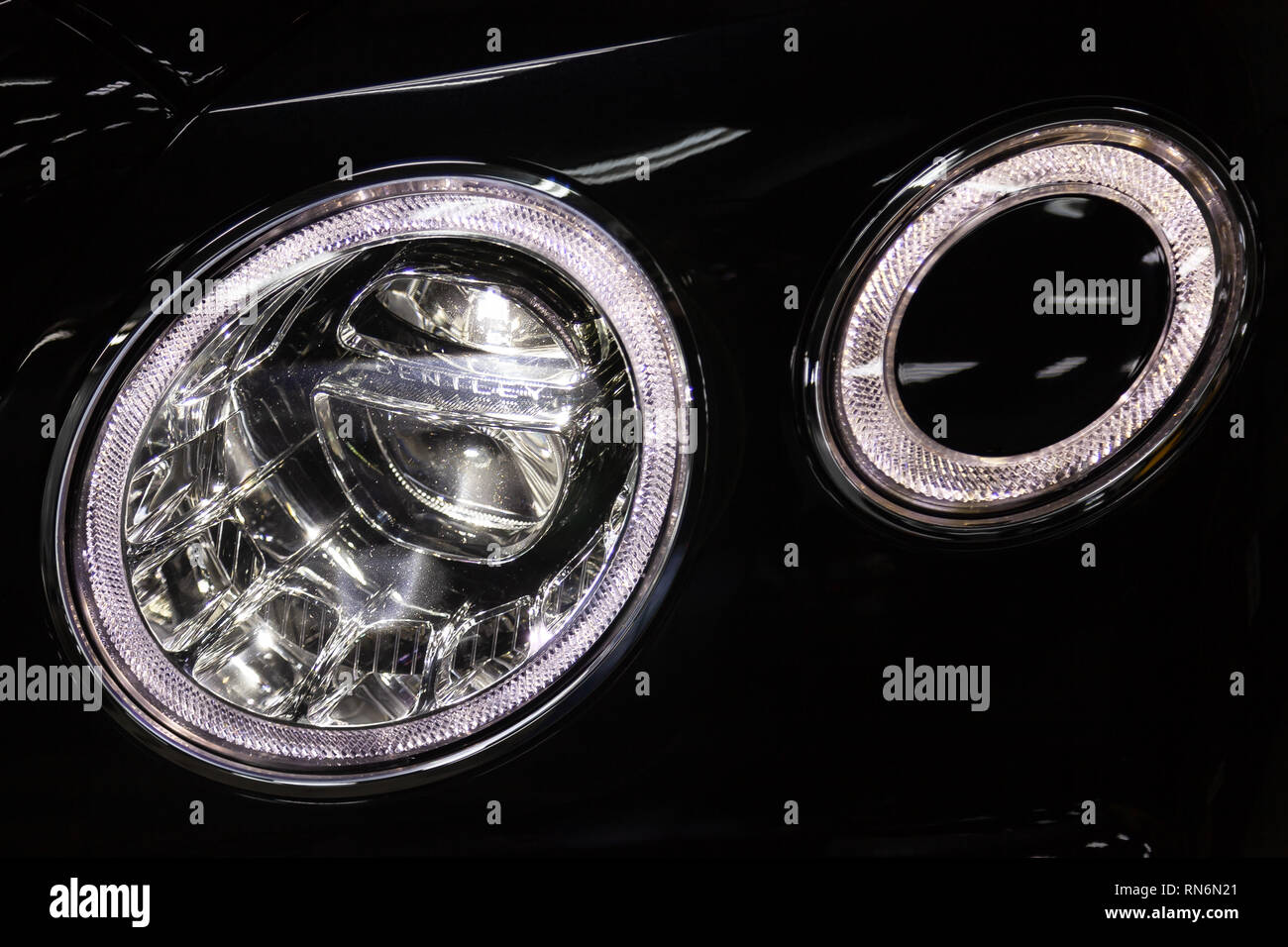 Novosibirsk, Russie - 08.01.18 : phares avant de luxe très cher nouveau noir Bentley voiture Bentay se trouve dans la zone de lavage en attente de réparation dans un Banque D'Images