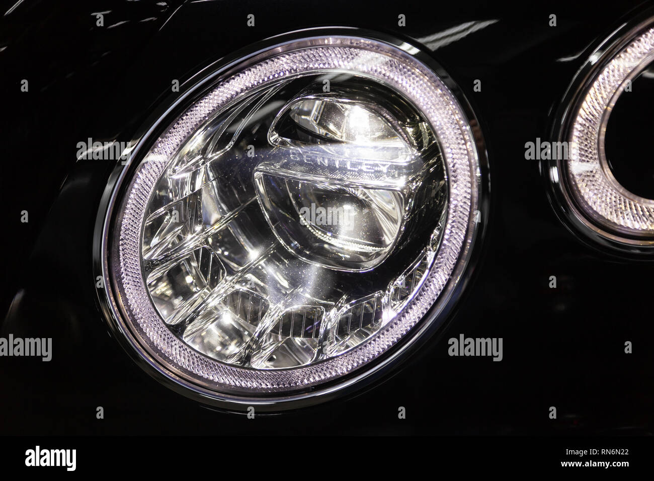 Novosibirsk, Russie - 08.01.18 : phares avant de luxe très cher nouveau noir Bentley voiture Bentay se trouve dans la zone de lavage en attente de réparation dans un Banque D'Images