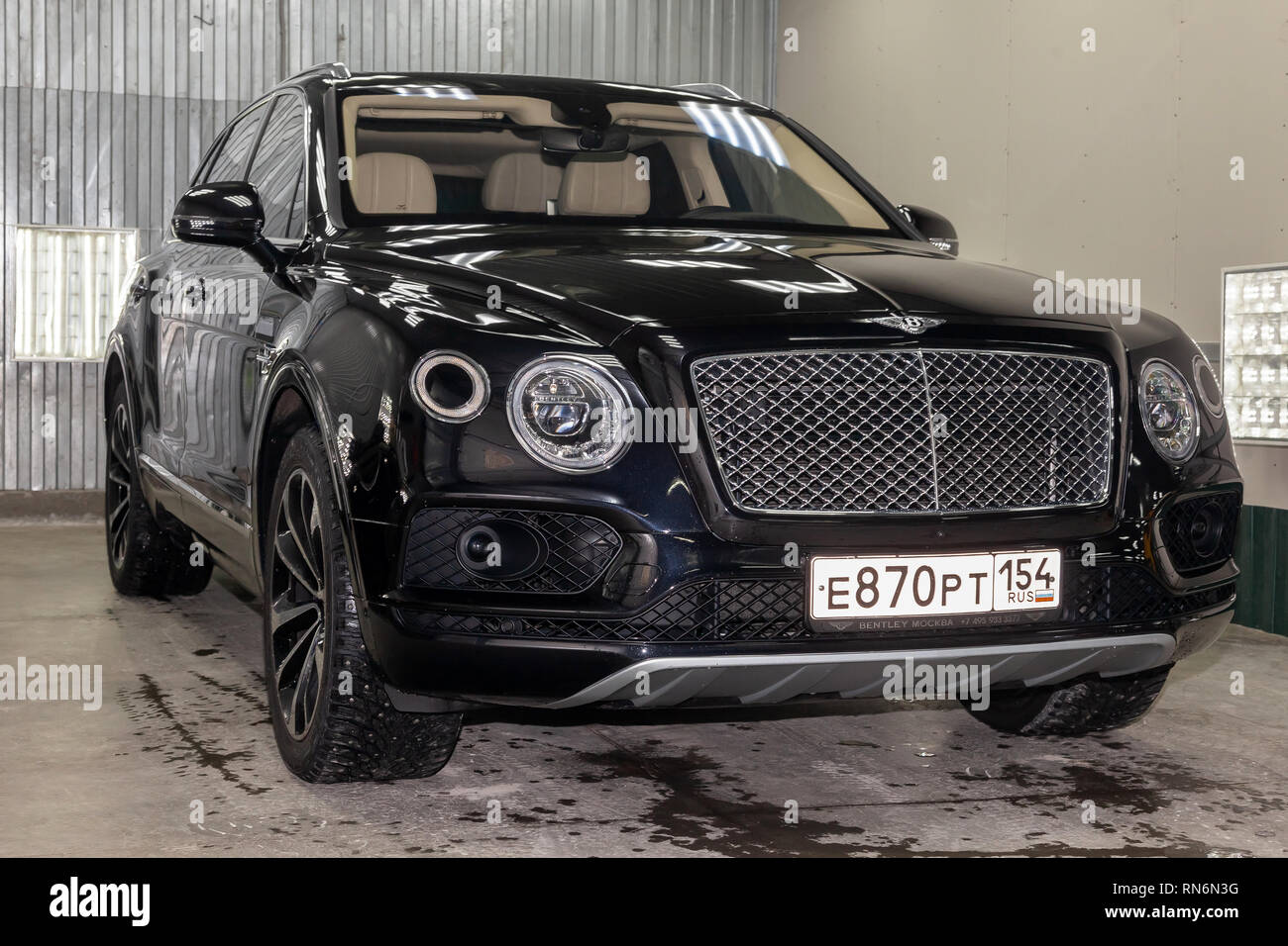 Novosibirsk, Russie - 08.01.18 : Vue avant du bateau très cher nouveau noir Bentley Bentayga location se trouve dans la zone de lavage en attente de réparation dans aut Banque D'Images