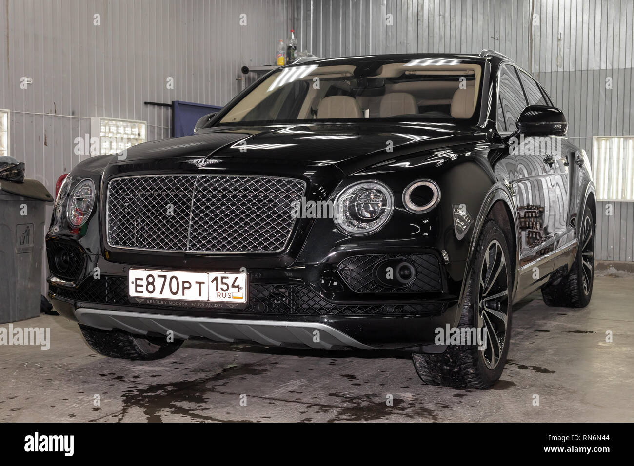 Novosibirsk, Russie - 08.01.18 : Vue avant du bateau très cher nouveau noir Bentley Bentayga location se trouve dans la zone de lavage en attente de réparation dans aut Banque D'Images
