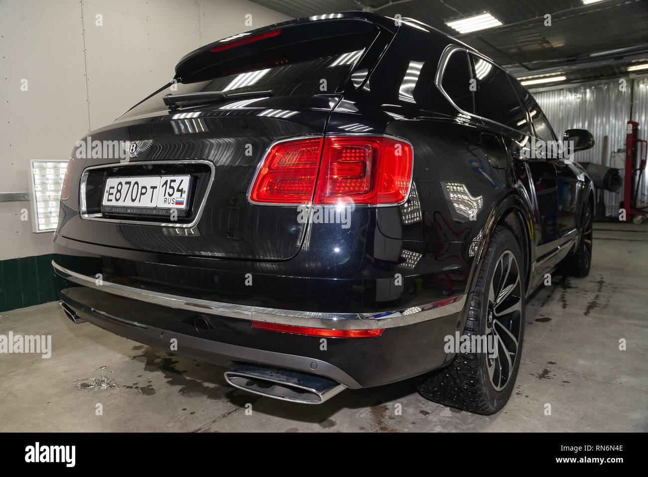 Novosibirsk, Russie - 08.01.18 : Vue arrière de luxe très cher nouveau noir Bentley Bentayga location se trouve dans la zone de lavage auto en attente pour la réparation Banque D'Images