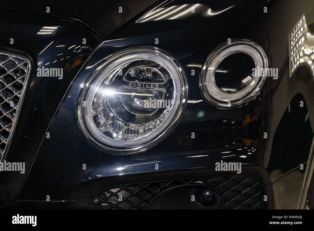 Novosibirsk, Russie - 08.01.18 : phares avant de luxe très cher nouveau noir Bentley voiture Bentay se trouve dans la zone de lavage en attente de réparation dans un Banque D'Images