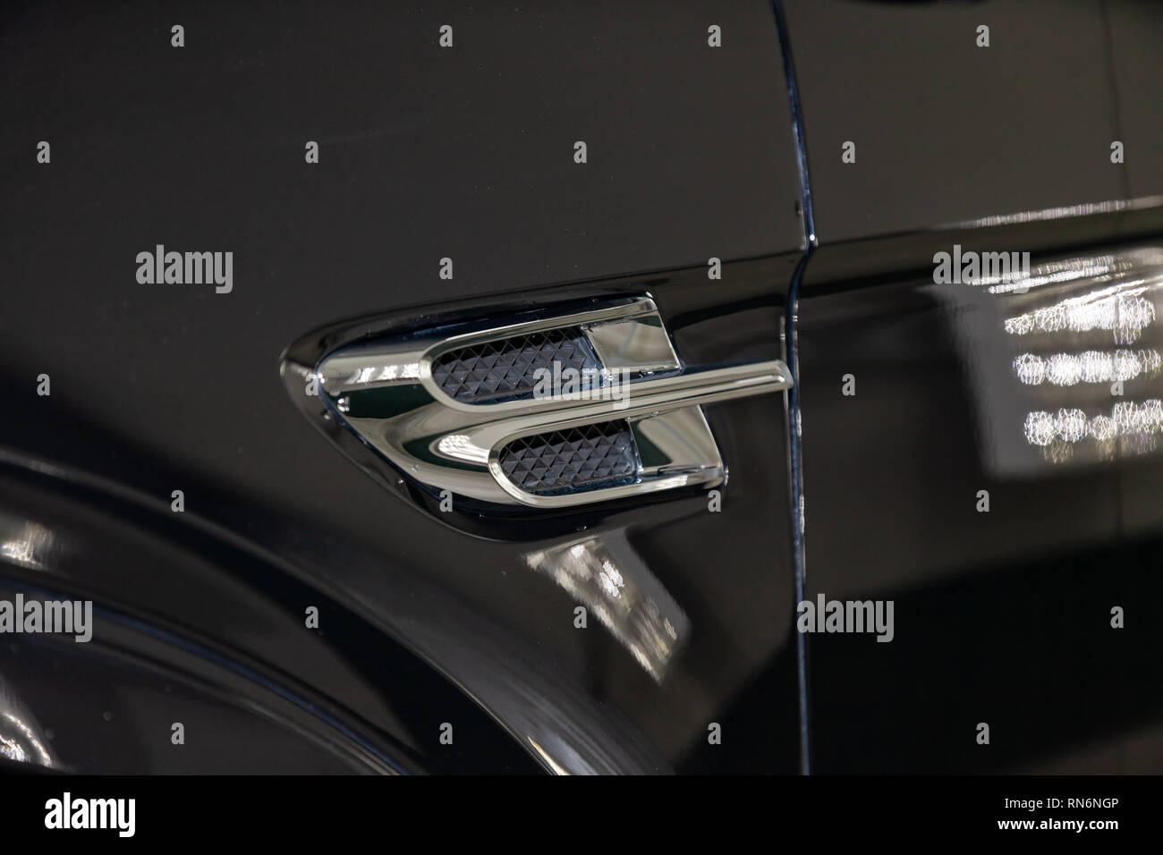 Novosibirsk, Russie - 08.01.18 : grille de ventilation dans l'aile de luxe très cher nouveau noir Bentley voiture Bentay se trouve dans la zone de lavage en attente Banque D'Images