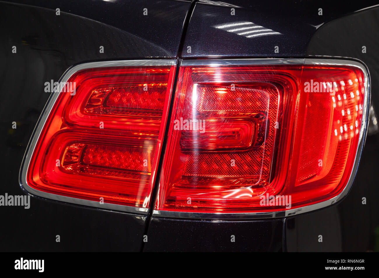 Novosibirsk, Russie - 08.01.18 : feu arrière de luxe très cher nouveau noir Bentley voiture Bentay se trouve dans la zone de lavage pour la réparation en attente au Banque D'Images