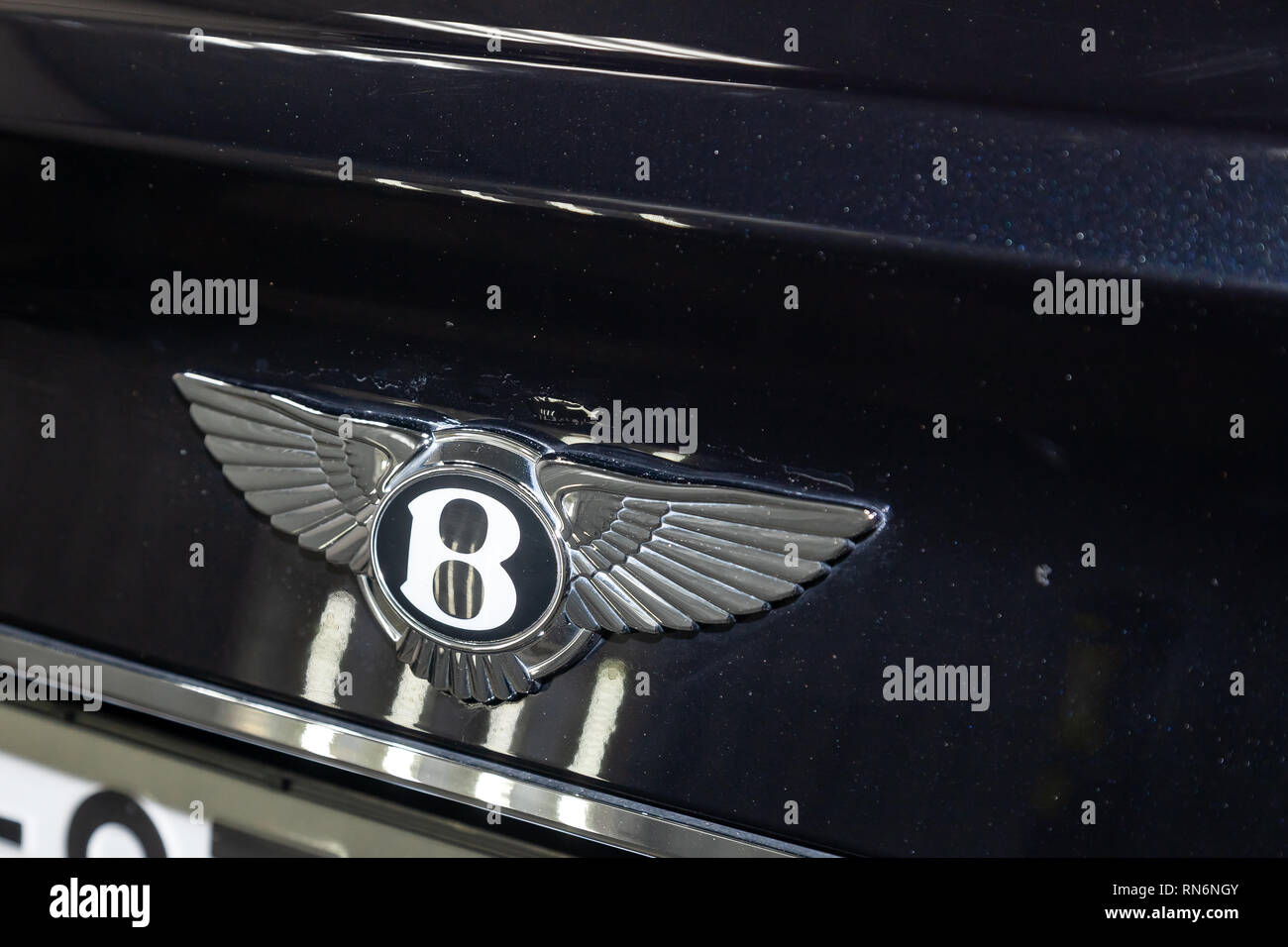 Novosibirsk, Russie - 08.01.18 : plaque arrière de luxe très cher nouveau noir Bentley voiture Bentay se trouve dans la zone de lavage en attente de réparation dans un Banque D'Images