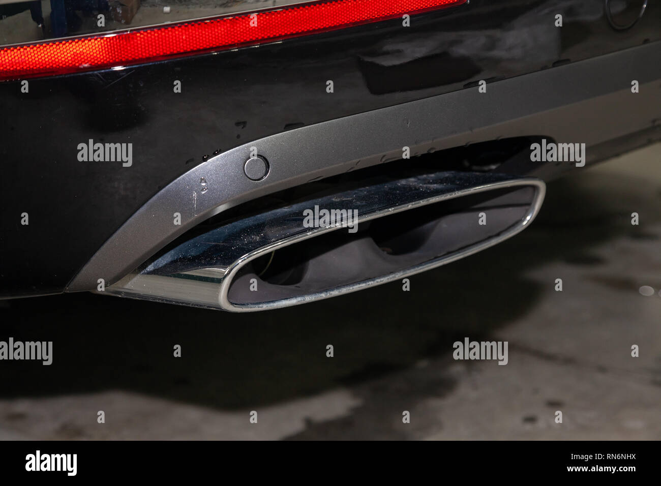 Novosibirsk, Russie - 08.01.18 : tuyau d'échappement de luxe très cher nouveau noir Bentley voiture Bentay se trouve dans la zone de lavage en attente pour la réparation en aut Banque D'Images